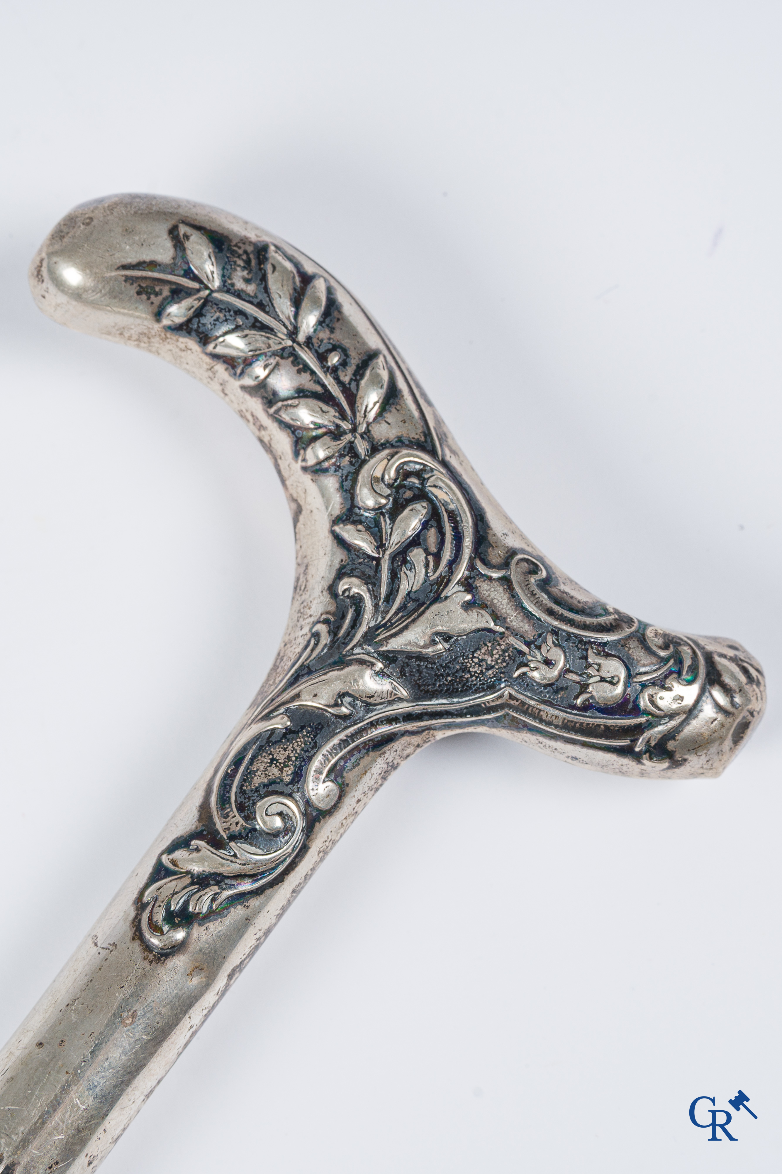 Zilver. Kavel met een avondtas in zilver 925°/00, een slotstuk in zilver 800°/00 een een zilver 800°/00 paraplu handvat.