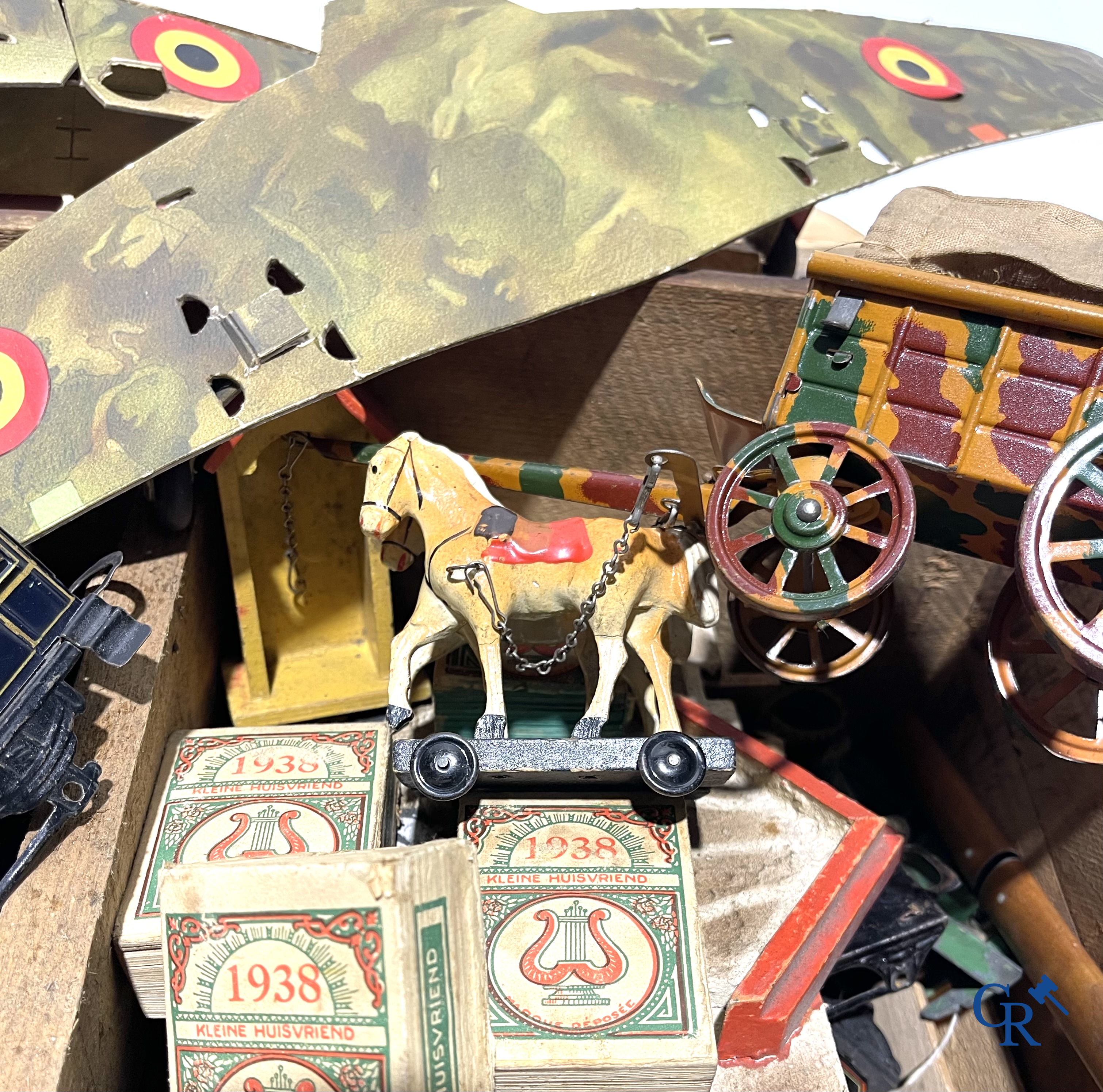 Groot lot militair speelgoed. Gamma tanks, figuren in composiet, bunkers, loopgraven, veldhospitaal, enz. Jaren '30-'40.