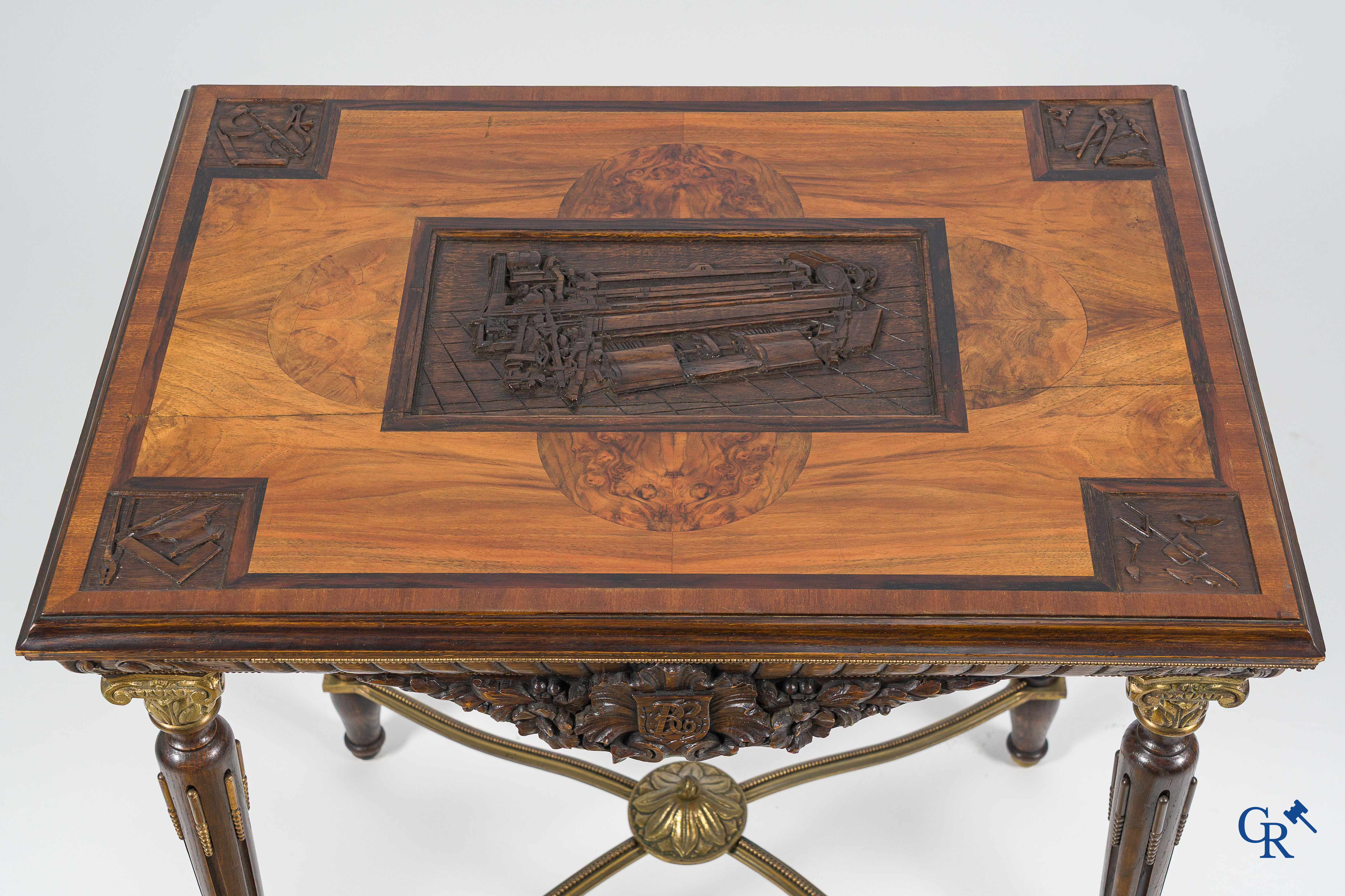 Picanol, Ieper. Uitzonderlijke tafel met taferelen van weefgetouwen, ambachten en wapenschilden. Augustus 1946.