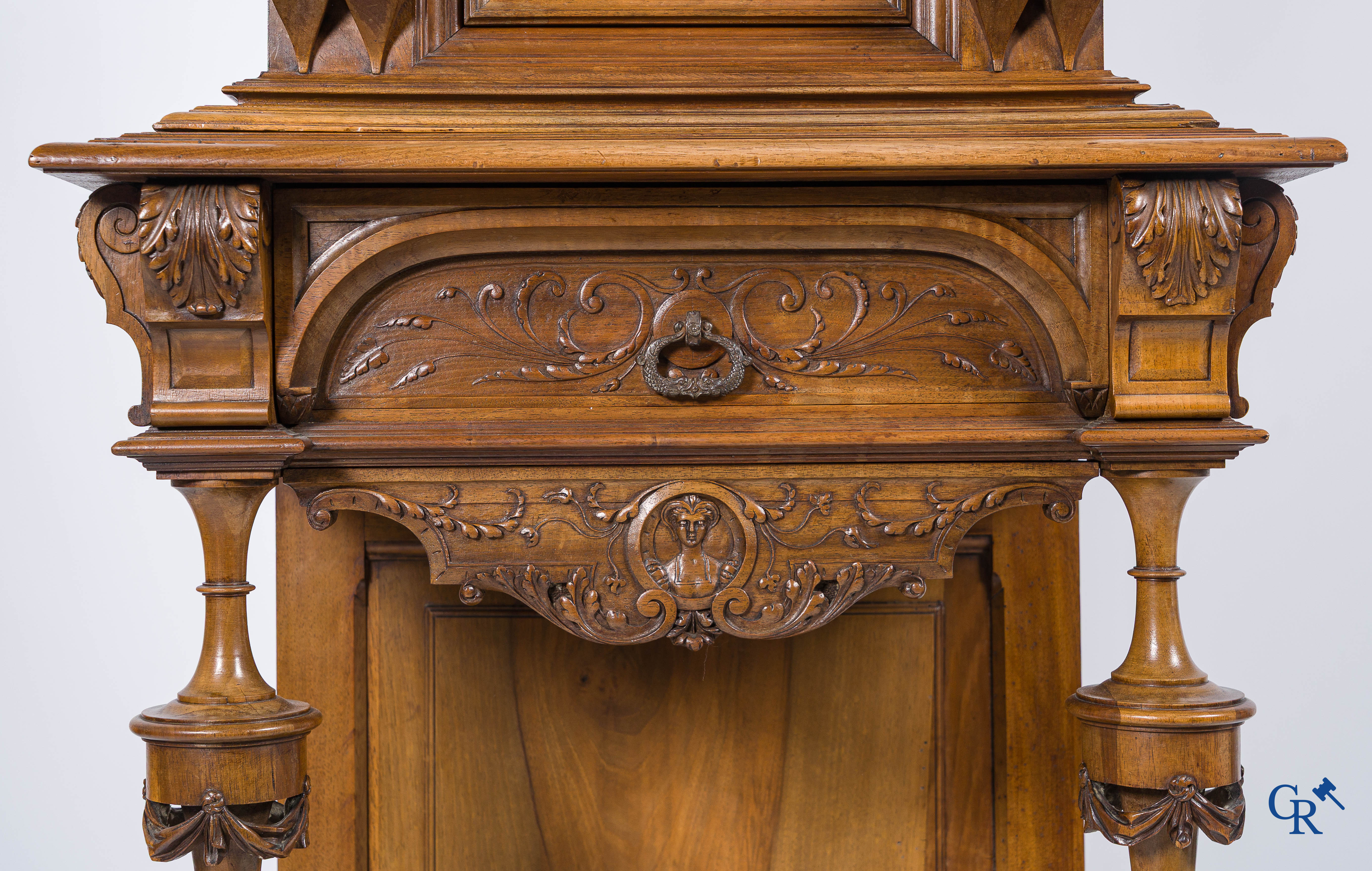 Meubilair. Fijn gesculpteerd meubel in notelaar met wapenschilden en maskers. Neo Renaissance stijl. Eind 19e eeuw.