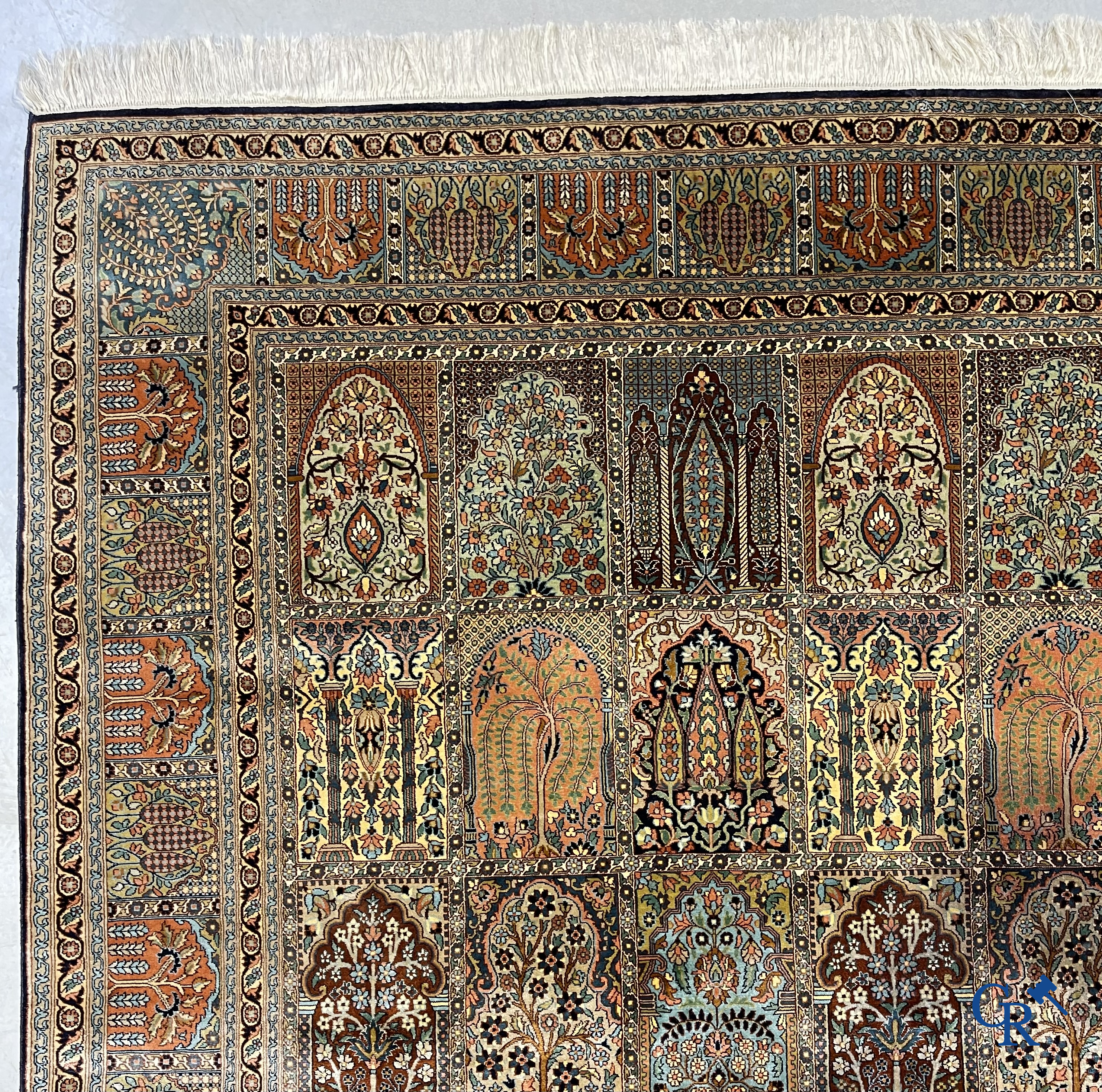 Oosterse tapijten. Uitzonderlijk zijden Khesti "garden design" tapijt. Kashmir.