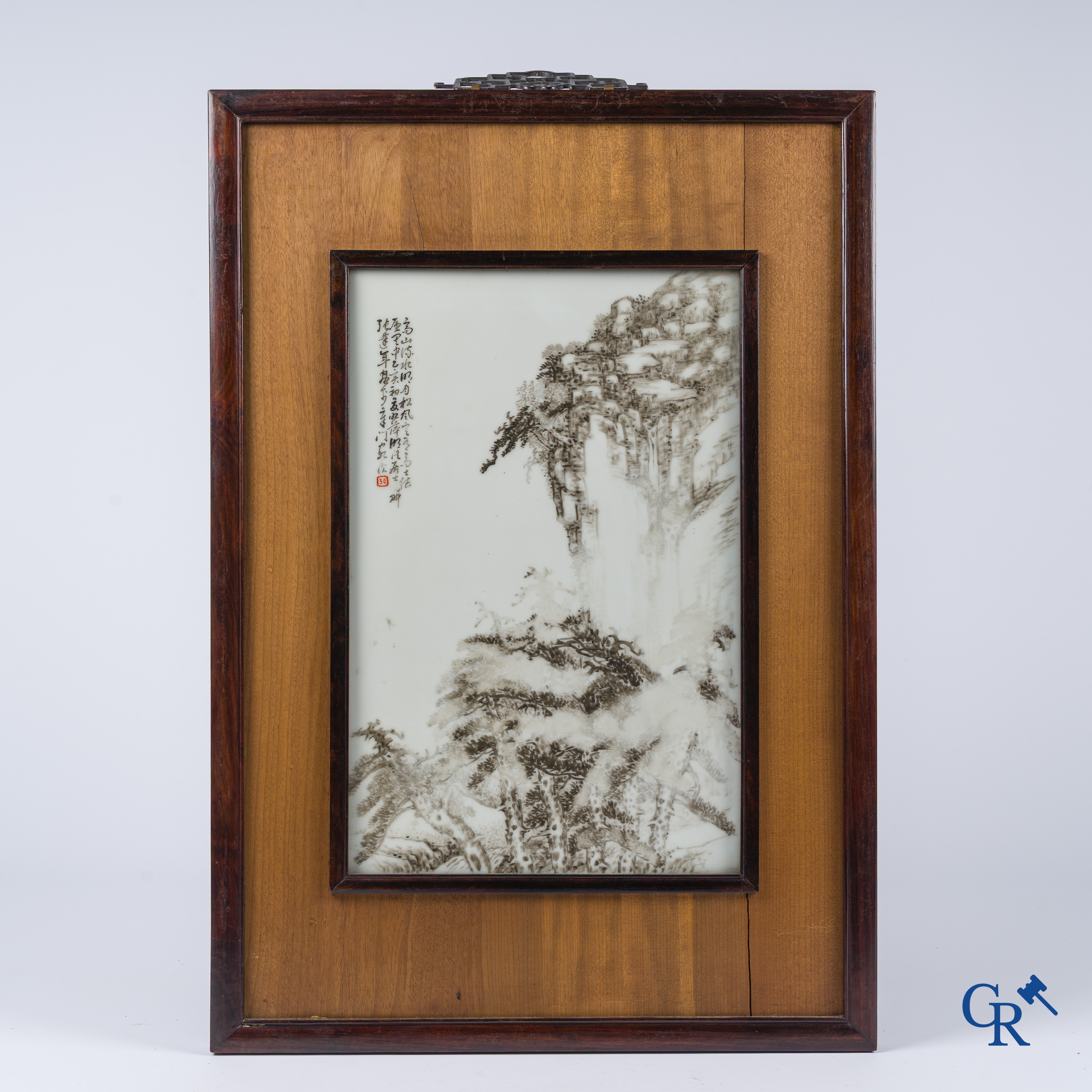 Aziatica. een grote Chinese porseleinen qianjang cai plakket. Gesigneerd. Met oud label van Galerie Stampaert te Gent.