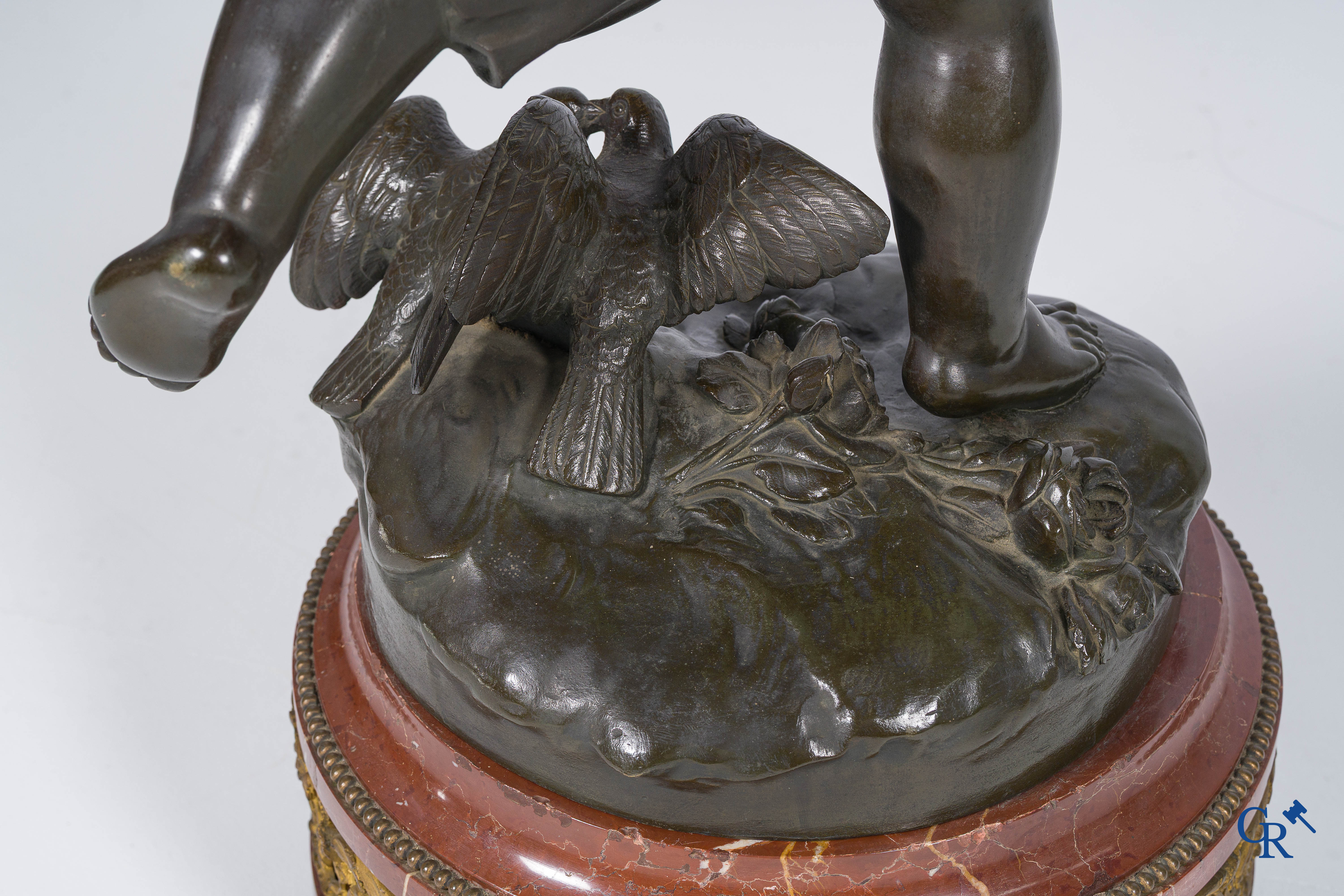 Jean Antoine Houdon (naar) Imposante klok in marmer met bronzen voorstelling van een cupido. LXVI-stijl. Circa 1900.