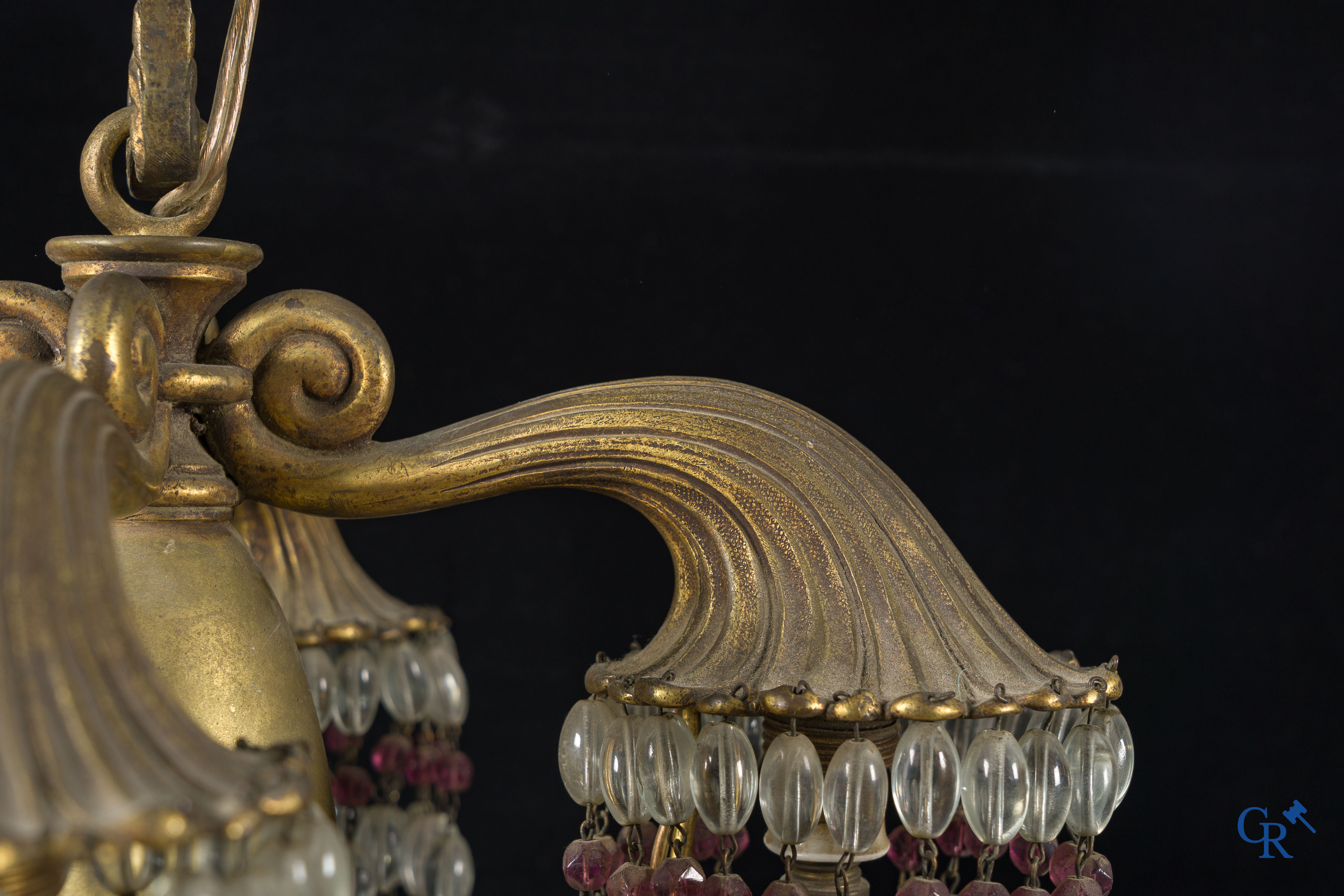Art Deco. Süe et Mare. Luchter in brons en kristallen kralen. Circa 1925.