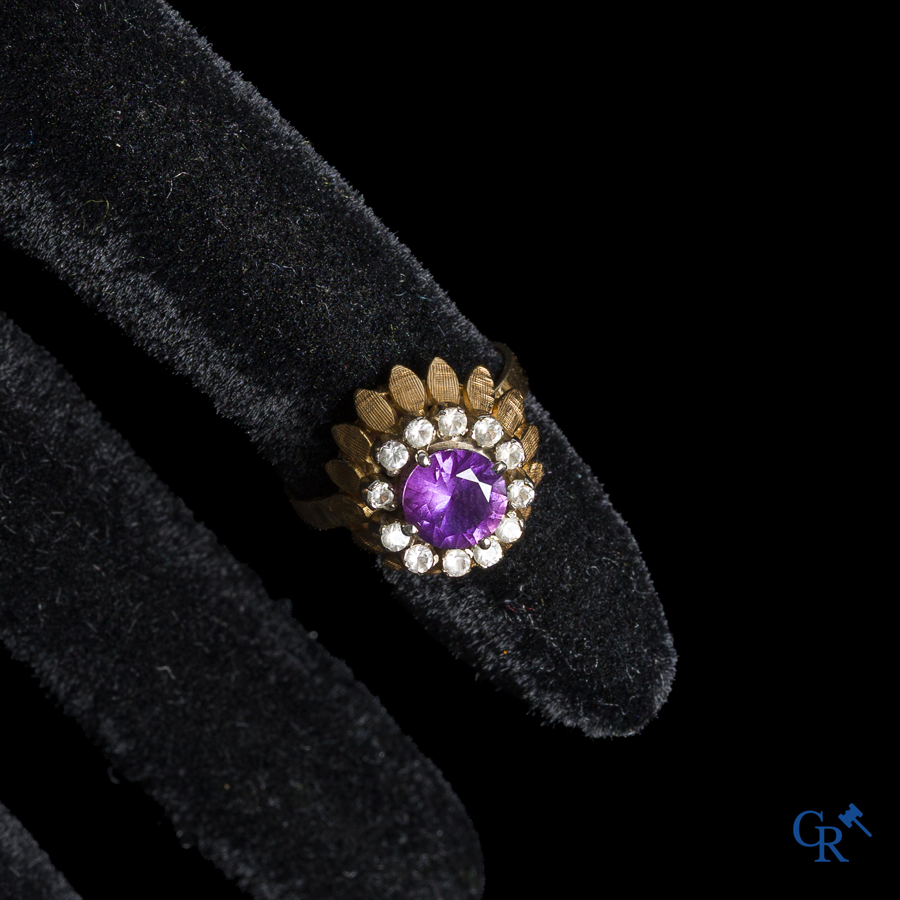 Juwelen. Ring in goud 750°/00 met een centrale amethist omringd door geslepen diamantjes.