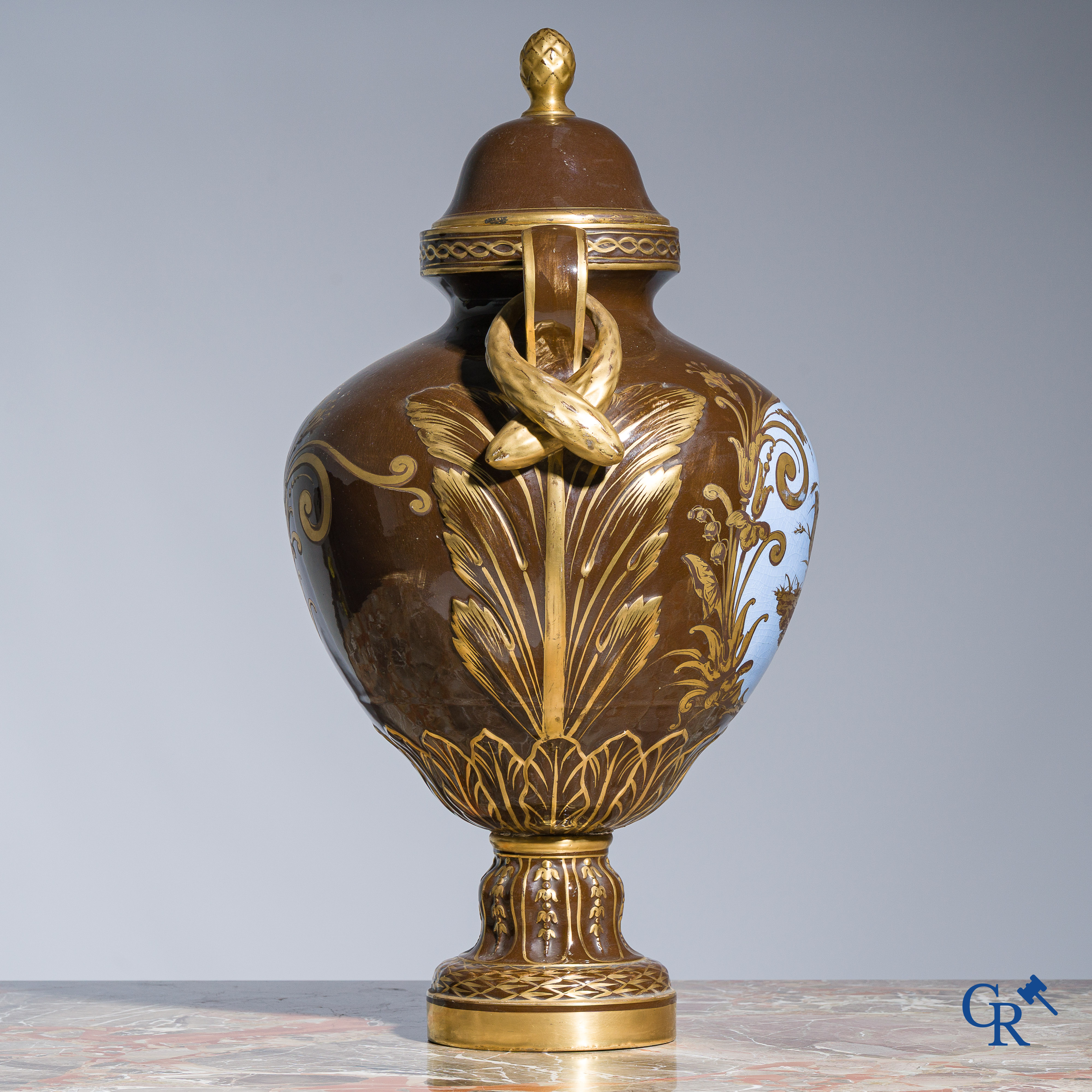 Imposante dekselvaas in Sevres-stijl. Jachtdecor met patrijzen. Faience met vergulding. Napoleon III-periode.