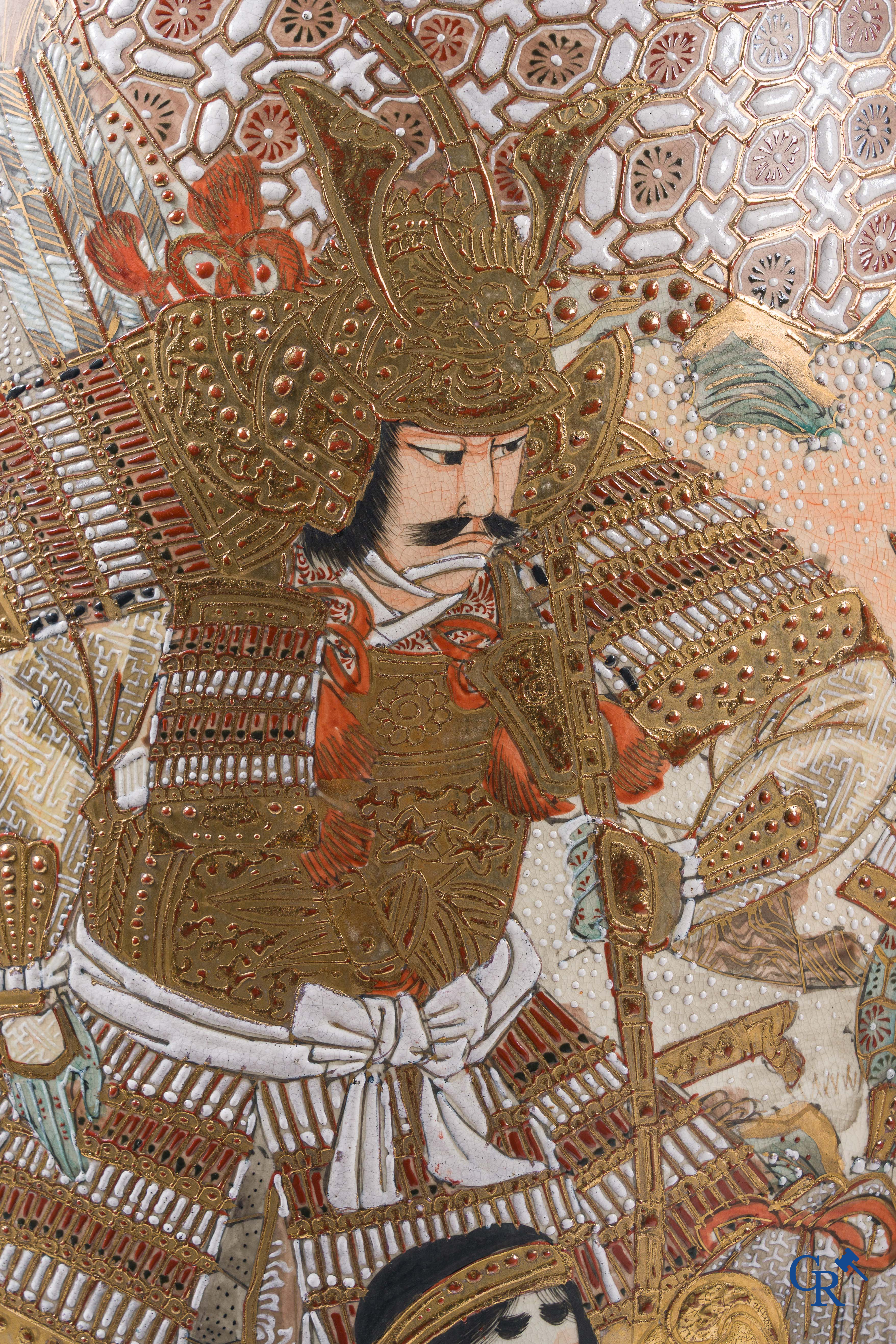 Aziatica. Japanse kunst. Uitzonderlijk groot paar fijn gedecoreerde Satsuma vazen. 19e eeuw.