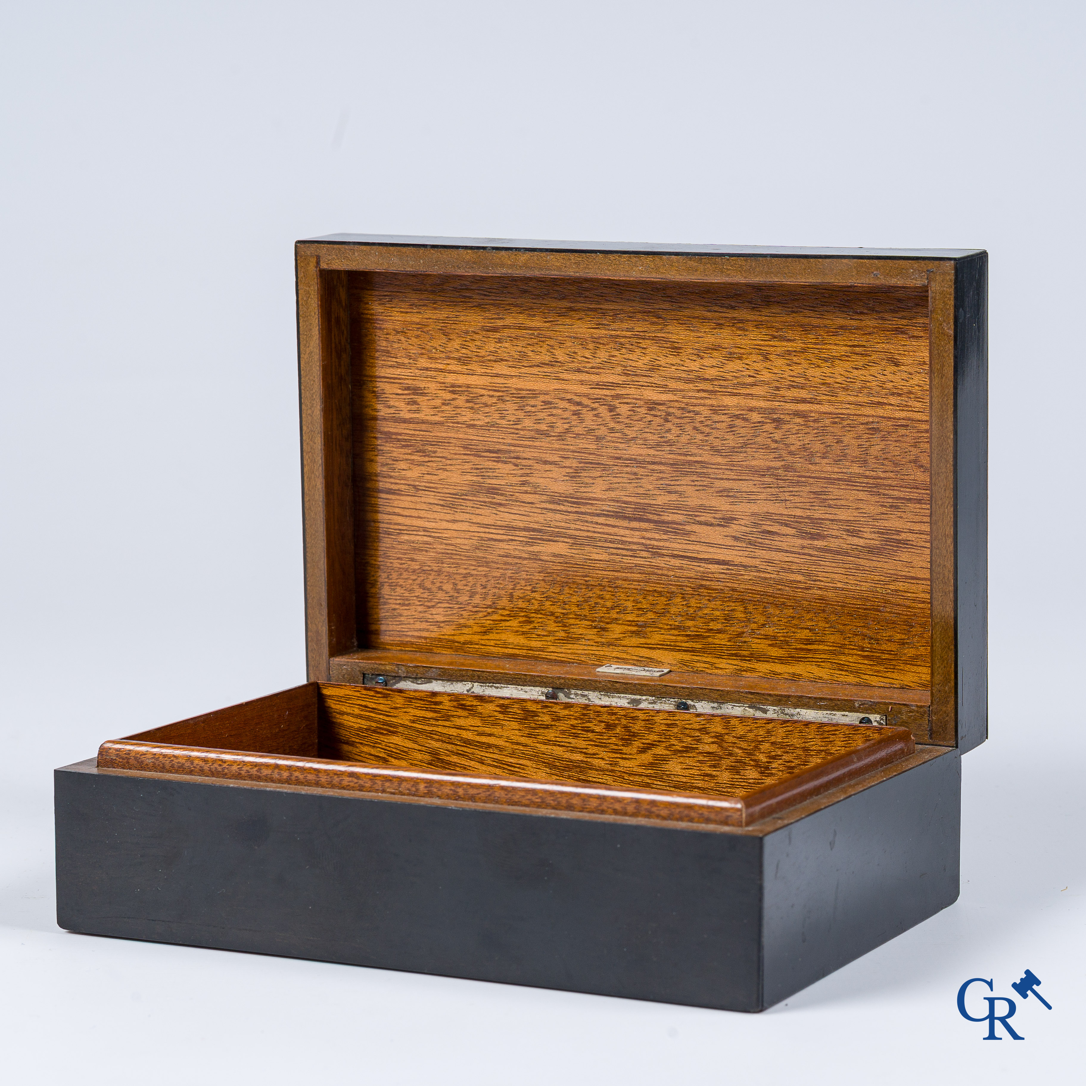 Alfred Dunhill, Londres. Art déco. Boîte à cigares en placage d'ébène et bois cubain incrusté d'argent et de galuchat.