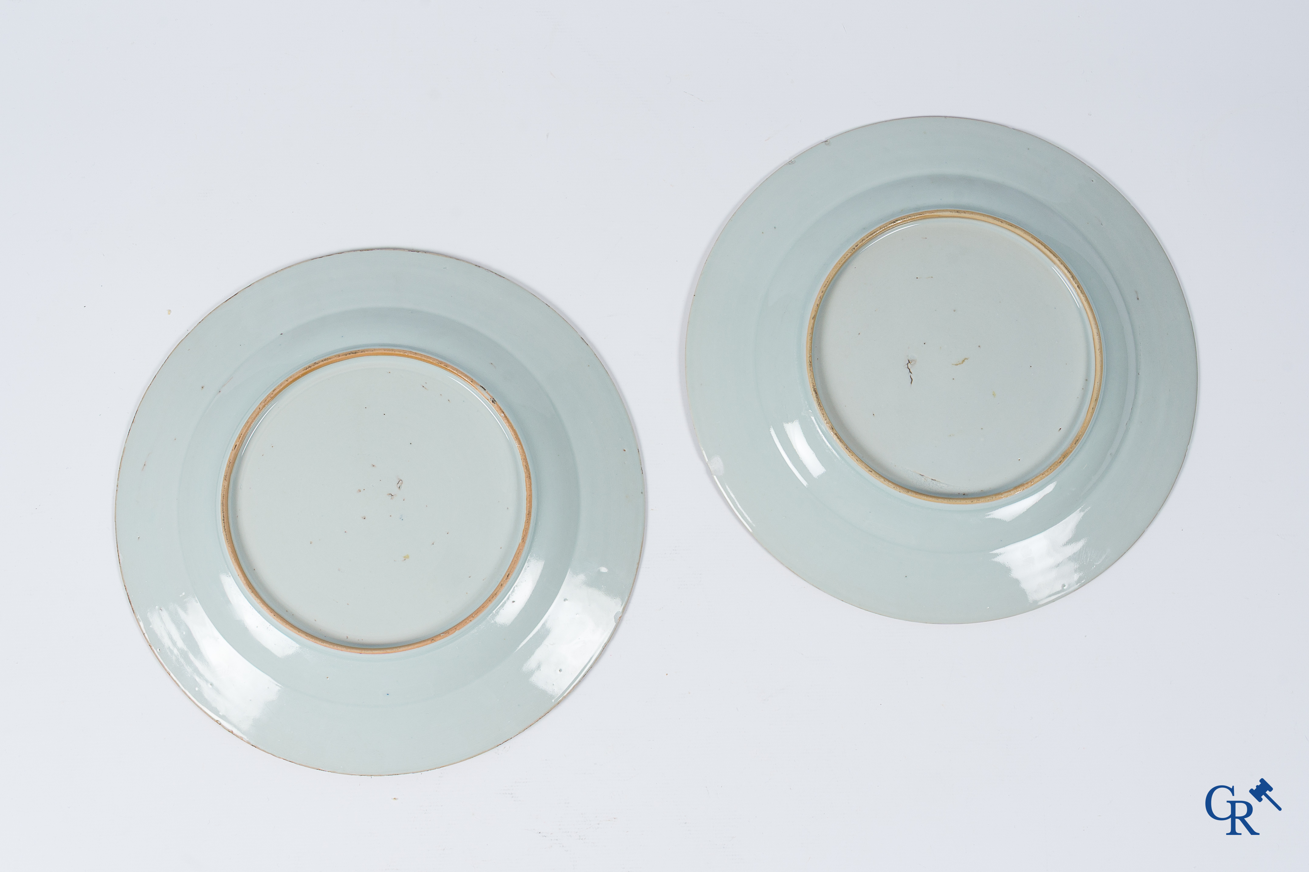 Art Asiatique. Porcelaine chinoise. 4 assiettes en porcelaine chinoise avec décor imari. Période Qianlong.