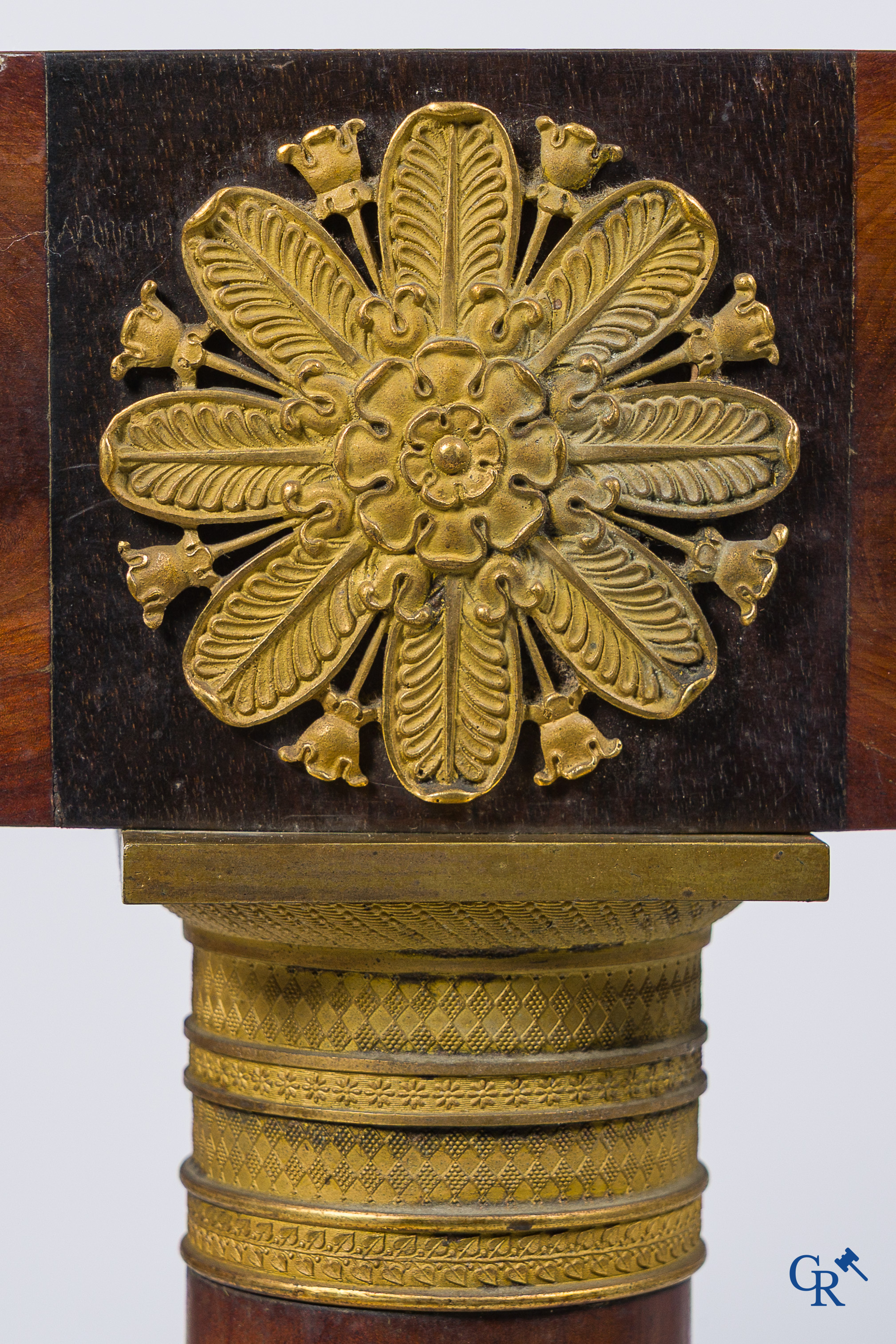 Empire. Grote guéridon in mahoniehout fineer met fijn geciseleerde en vergulde bronzen. Frankrijk, circa 1810.