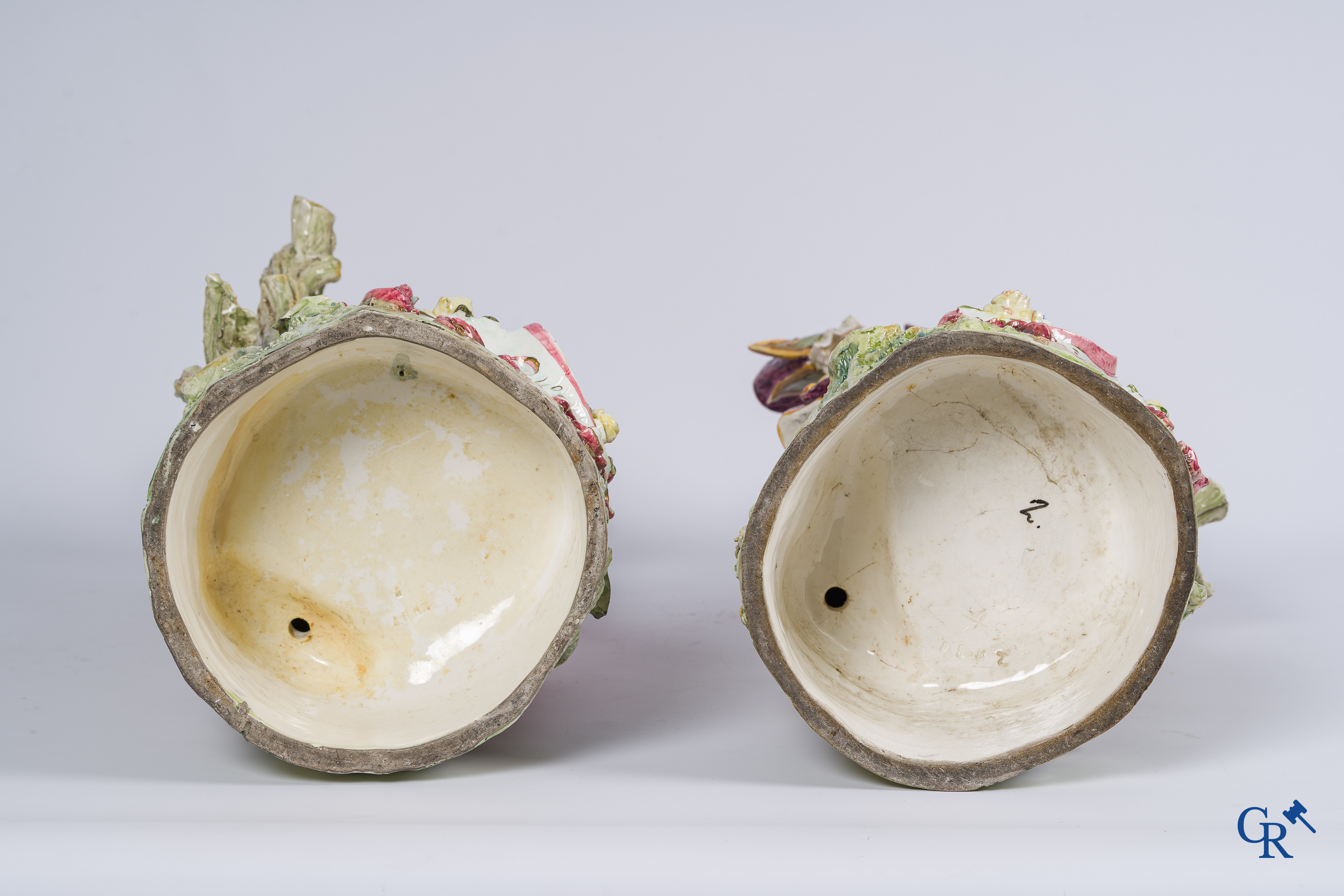 Paar grote voorstellingen van een markies en markiezin in gepolychromeerde faience. Circa 1900.