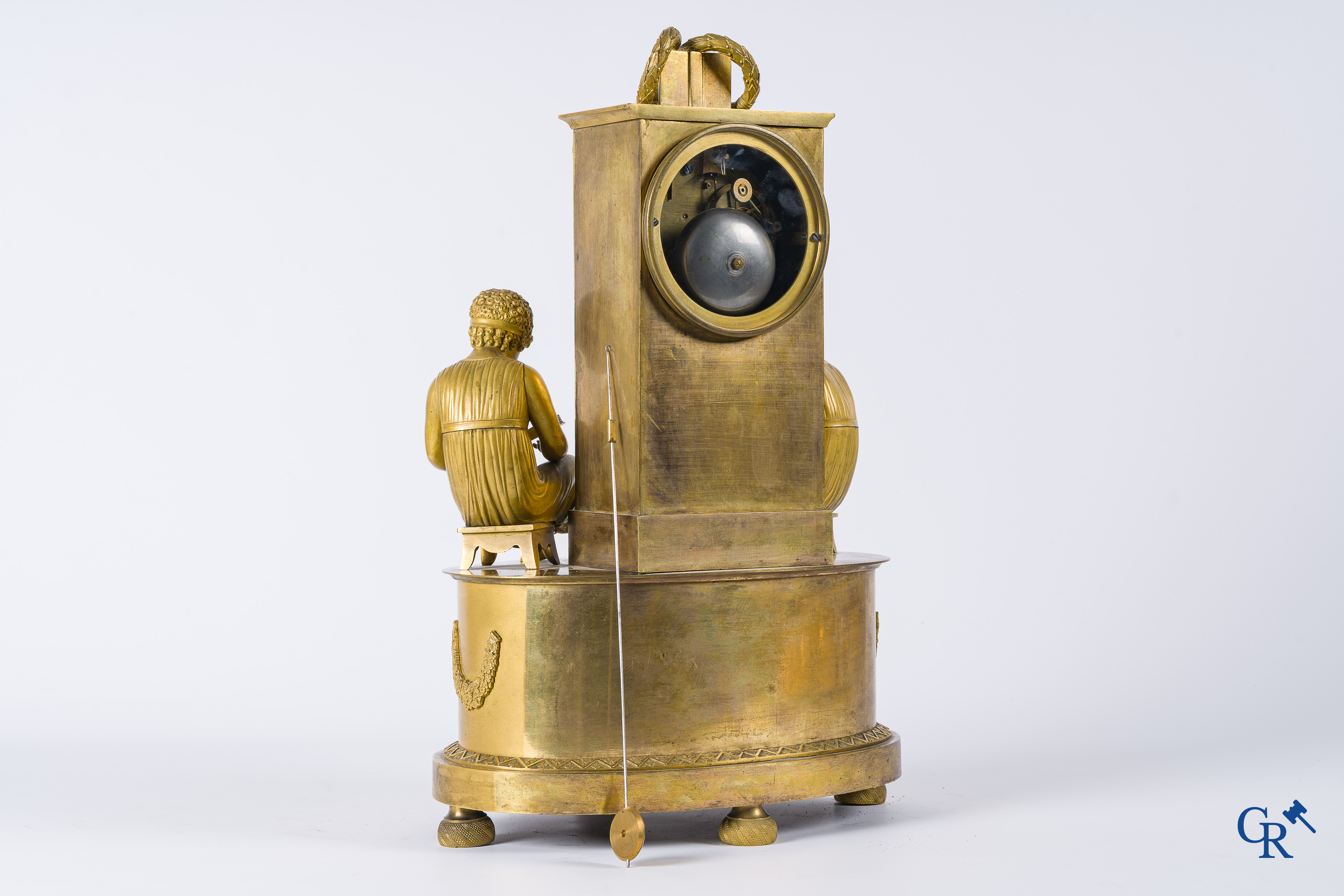 Pendule in fijn geciseleerd en verguld brons. "La lecture" Frankrijk, Restauratie periode, 1ste kwart 19e eeuw.