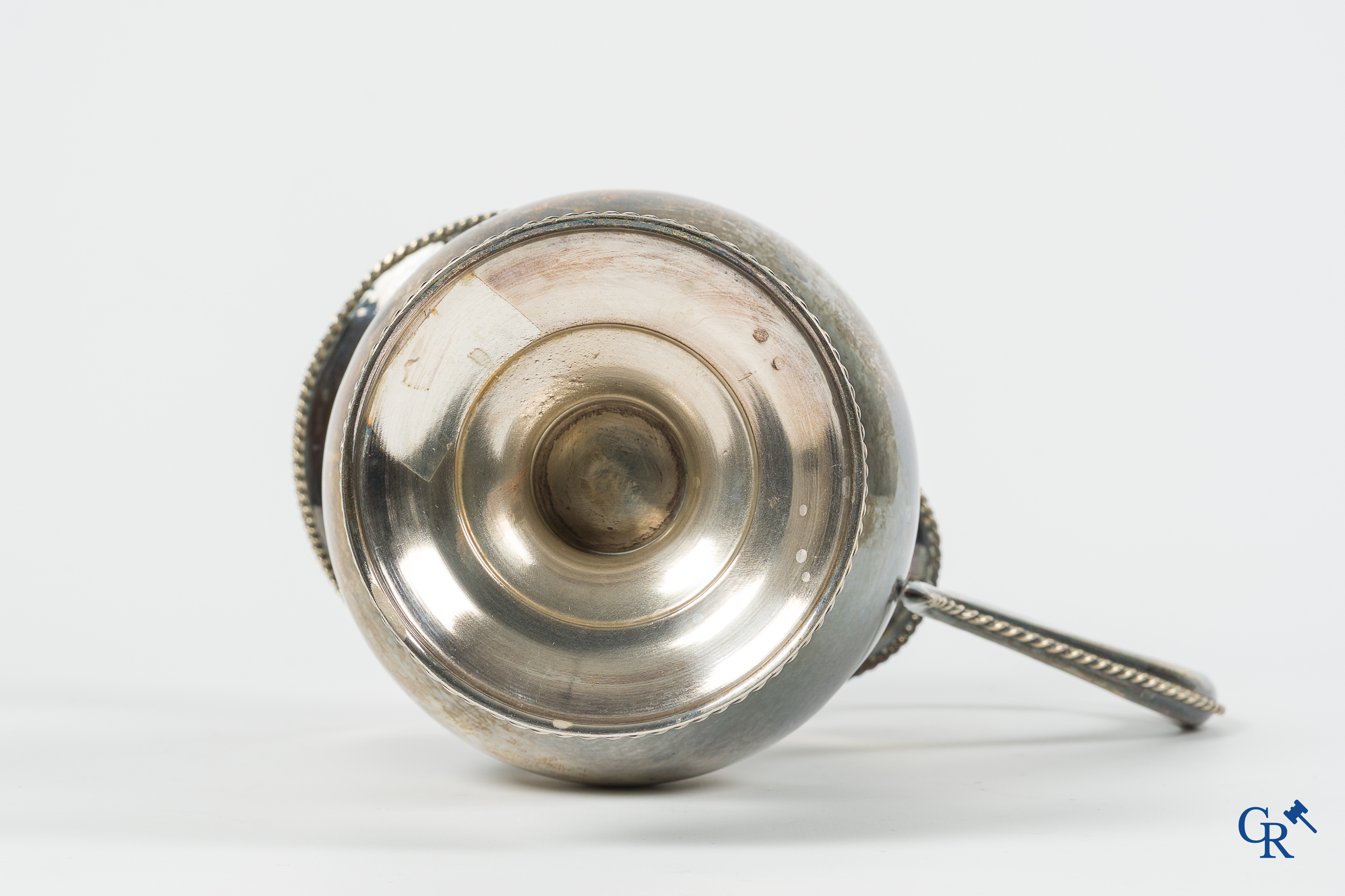 Zilver. Een schenkkan in zilver. Zilvermerken.