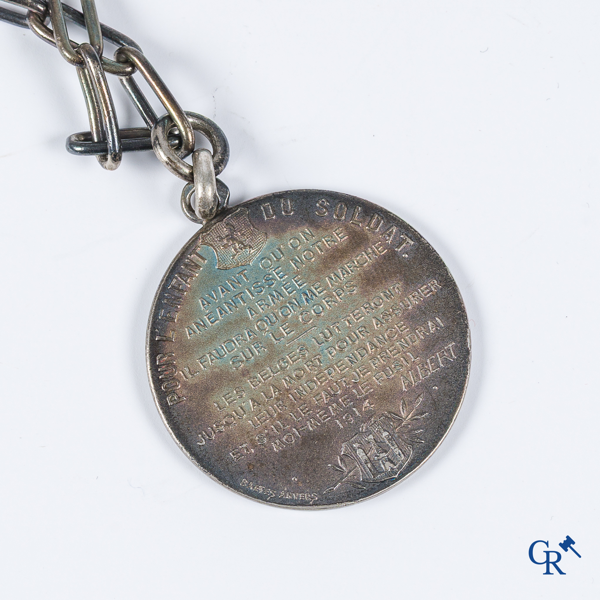 Zilver. Kavel met een avondtas in zilver 925°/00, een slotstuk in zilver 800°/00 een een zilver 800°/00 paraplu handvat.