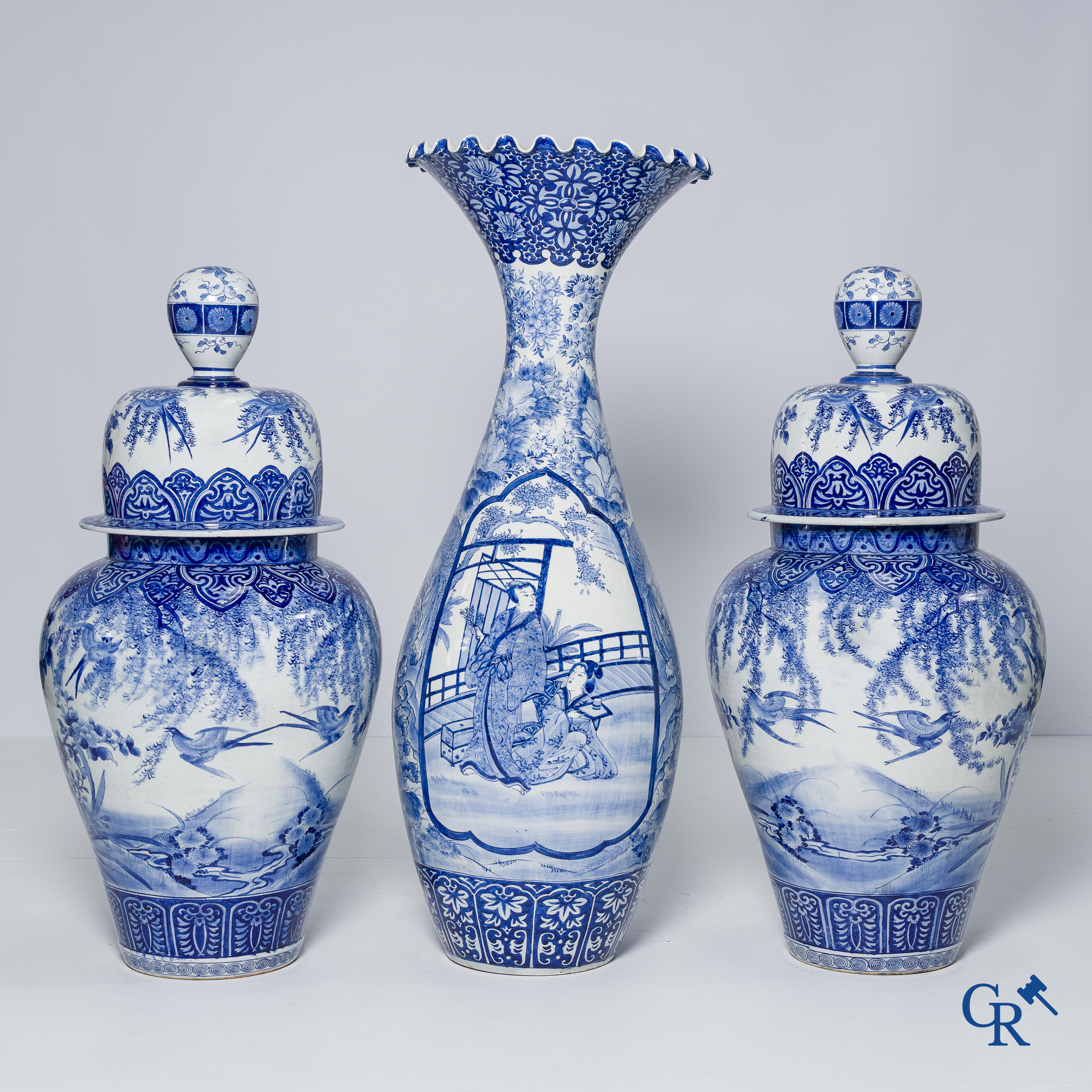 Art Asiatique. Japon. Importante paire de vases bleu et blanc en porcelaine. On y joint un grand vase japonais. 19ème siècle.