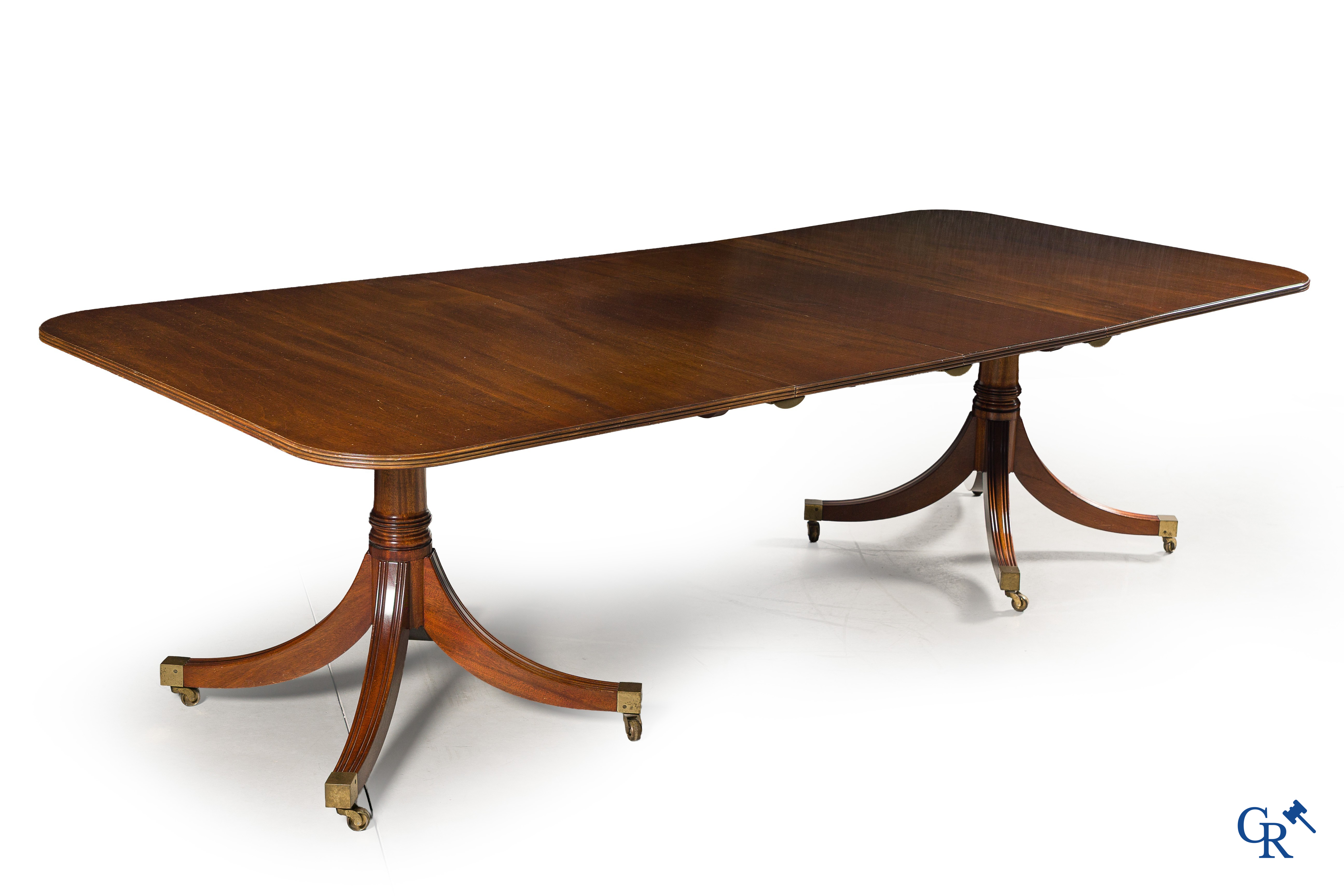 Ensemble van een mahoniehouten tafel met verlengstukken, 2 armstoelen en 6 stoelen in Engelse Regency stijl.