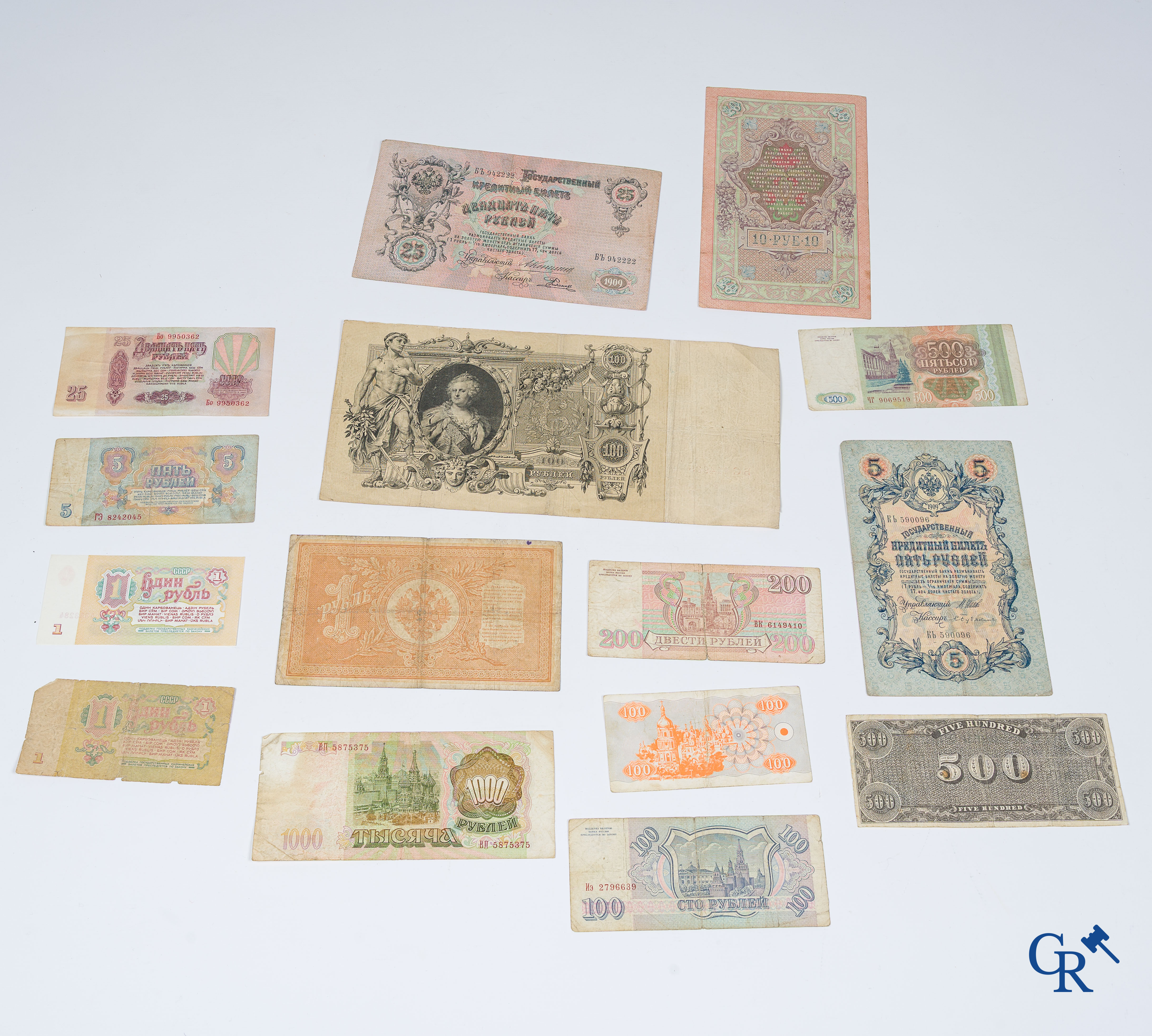 Kleine verzameling munten en bankbiljetten waaronder Russische bankbiljetten en een Russische munt in zilver.