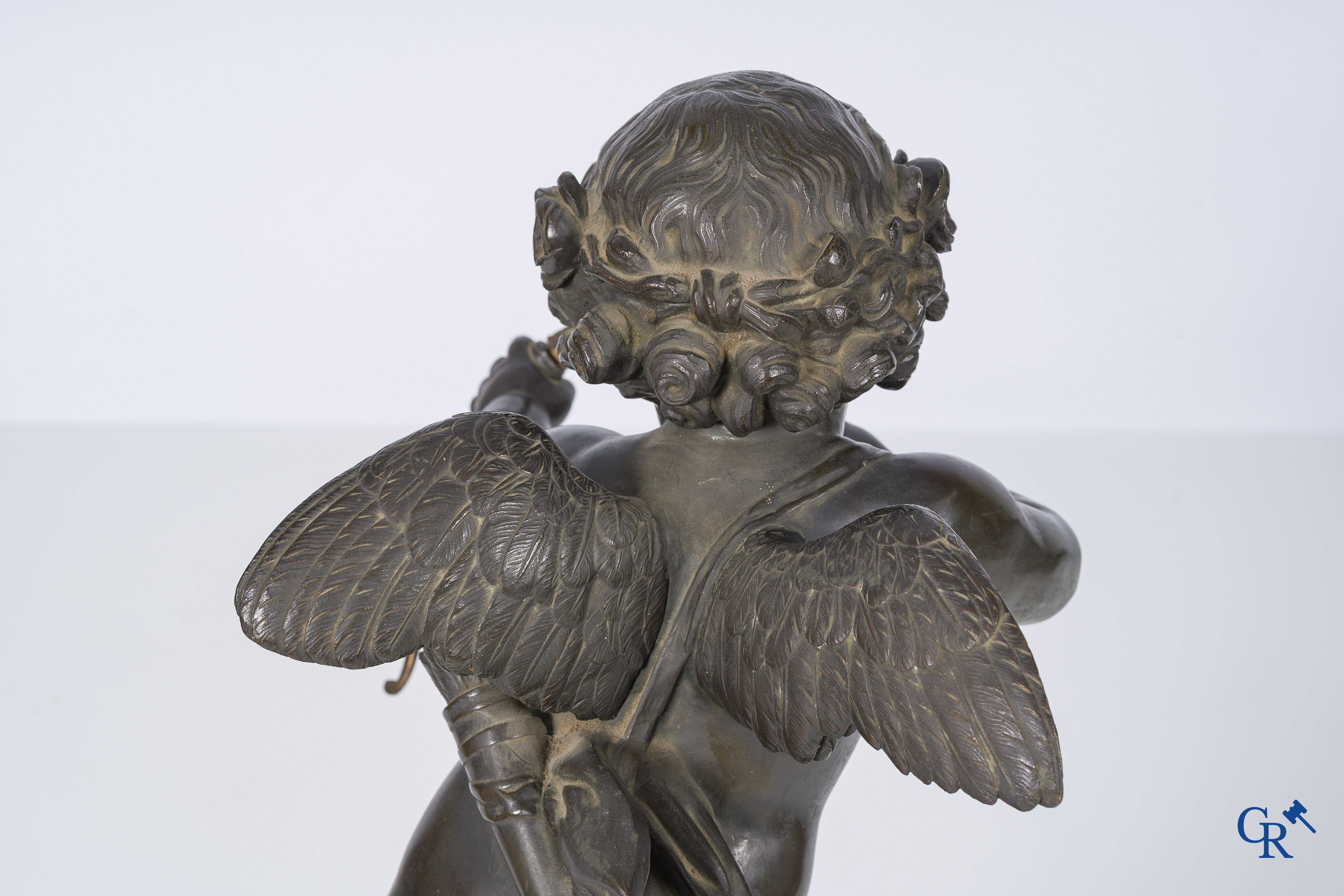 Jean Antoine Houdon (naar) Imposante klok in marmer met bronzen voorstelling van een cupido. LXVI-stijl. Circa 1900.