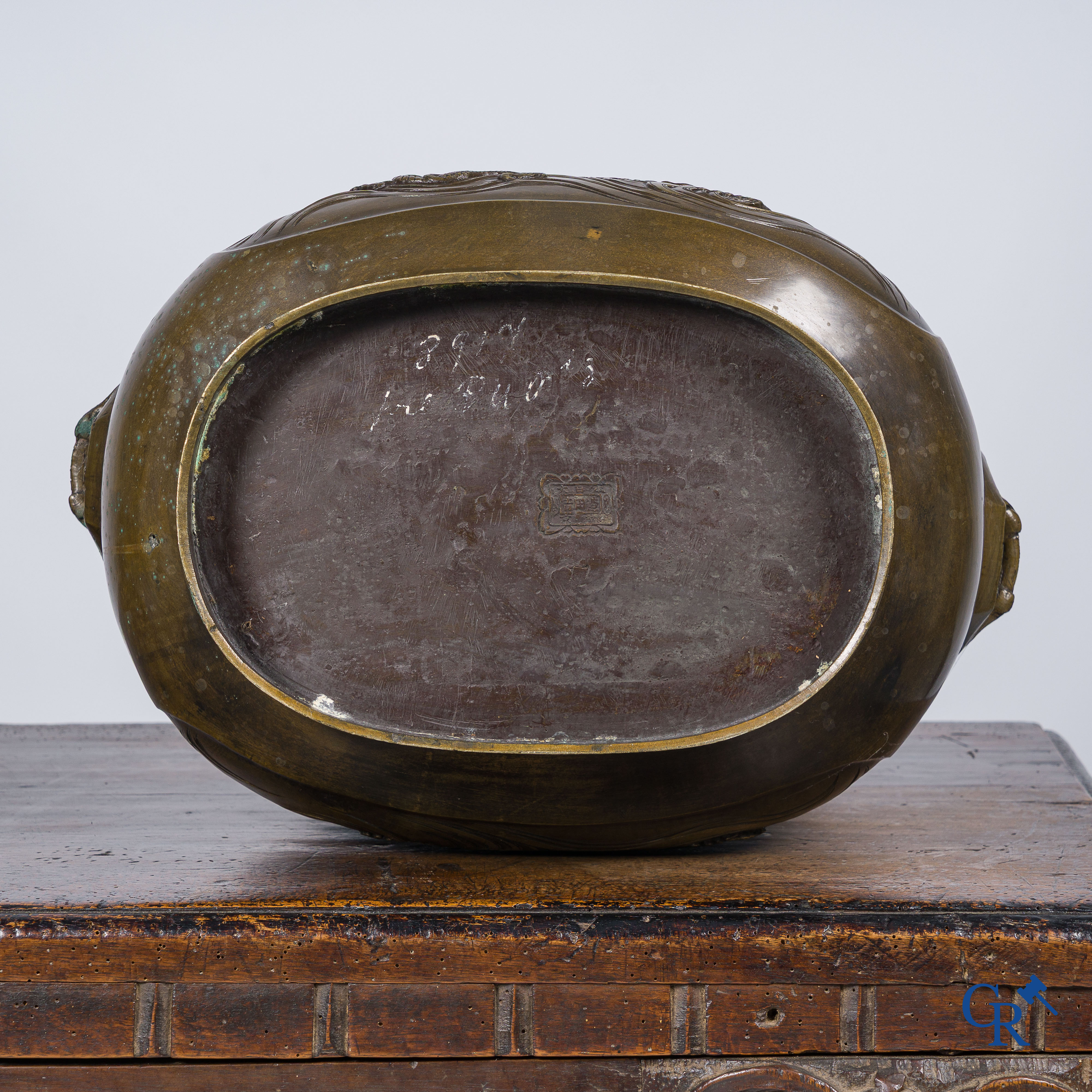 Aziatica. Japan. Grote bronzen jardinière of milieu de table met draken decor. Gemerkt, 19e eeuw.