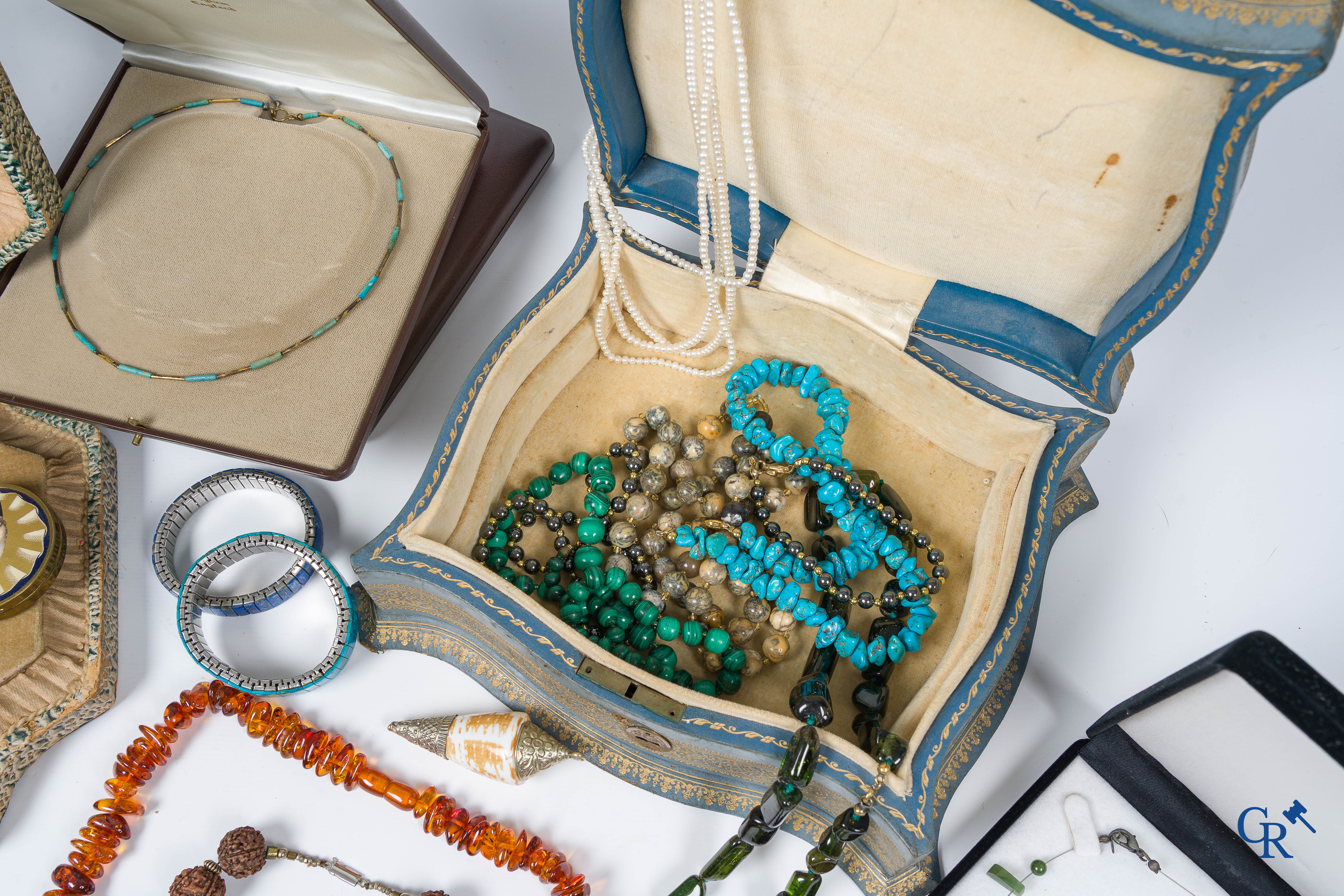 Grand lot avec des bijoux fantaisie, des pierres semi-précieuses, une boîte Art Déco avec accessoires, etc.