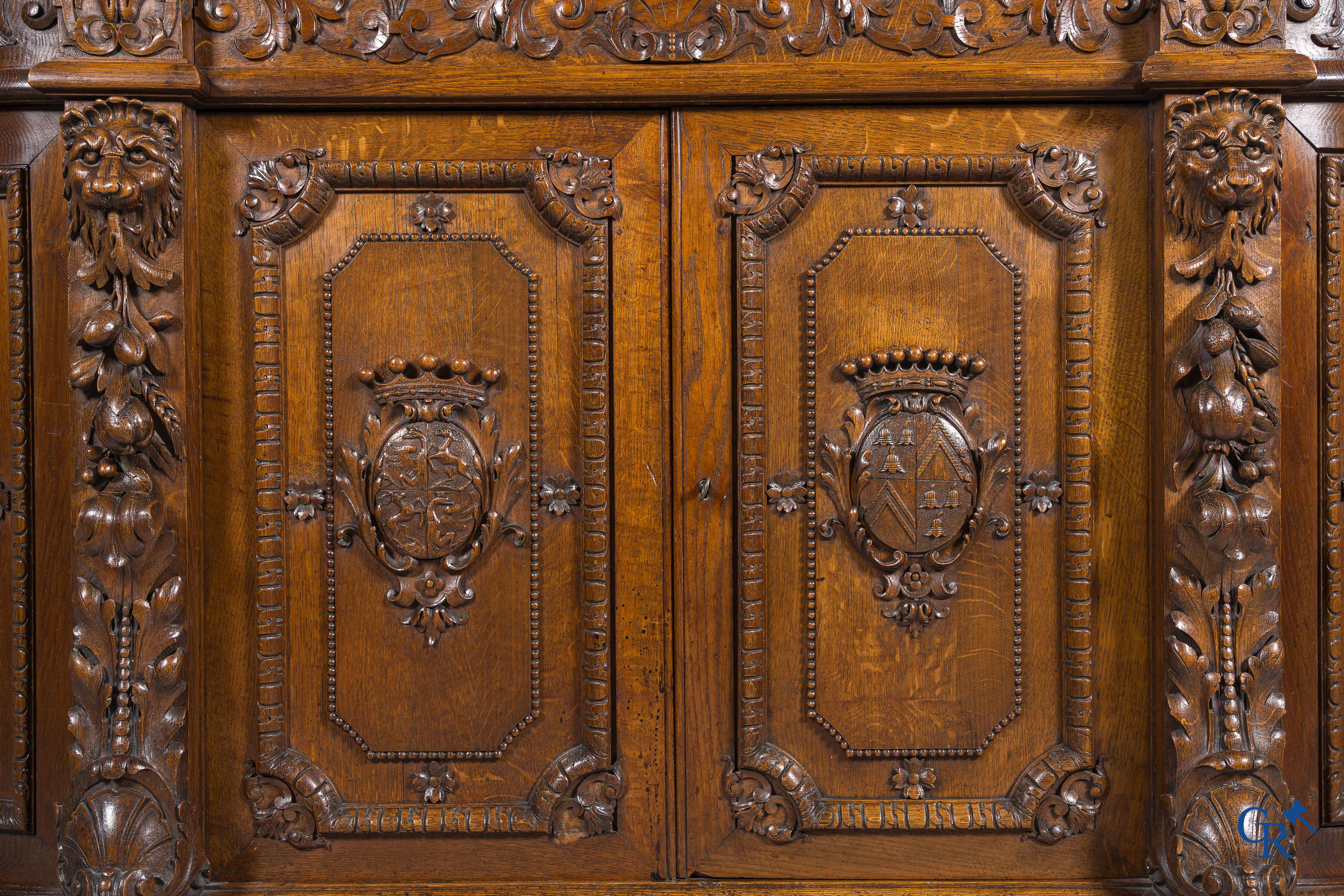 Meubelen. Rijkelijk gesculpteerd desserte meubel met wapenschilden in eikenhout. Louis XIII-stijl, 19de eeuw.