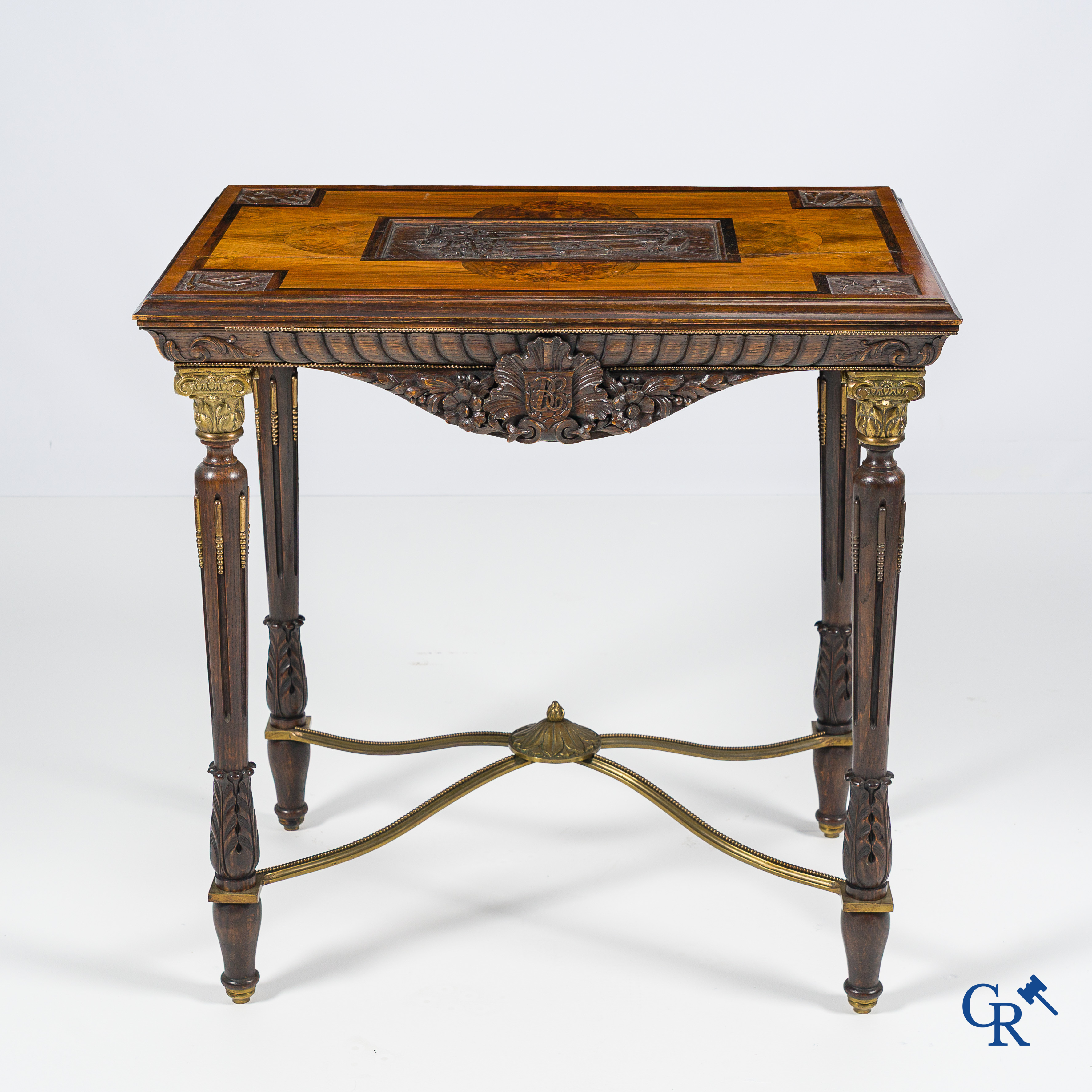 Picanol, Ieper. Uitzonderlijke tafel met taferelen van weefgetouwen, ambachten en wapenschilden. Augustus 1946.