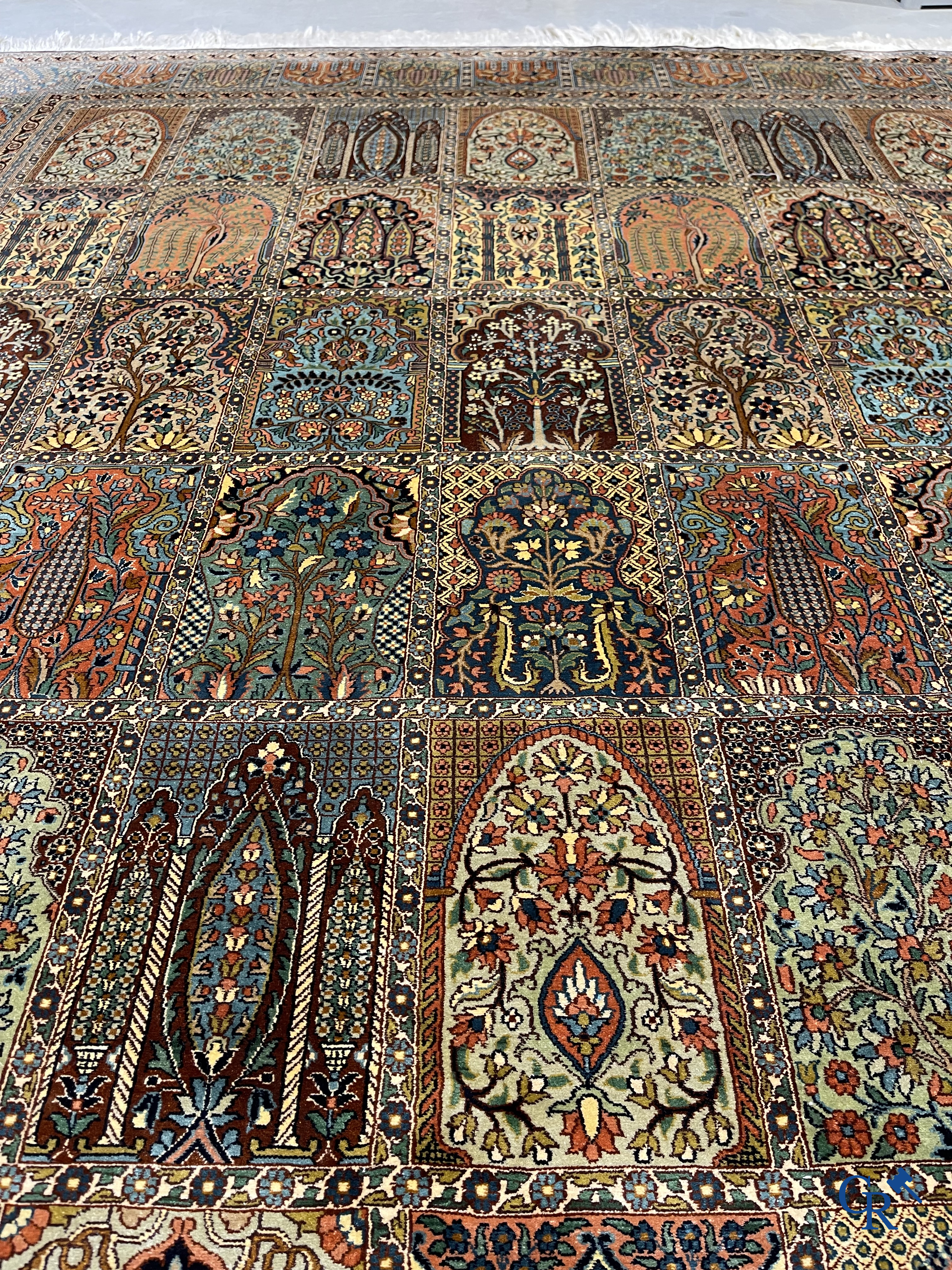 Oosterse tapijten. Uitzonderlijk zijden Khesti "garden design" tapijt. Kashmir.