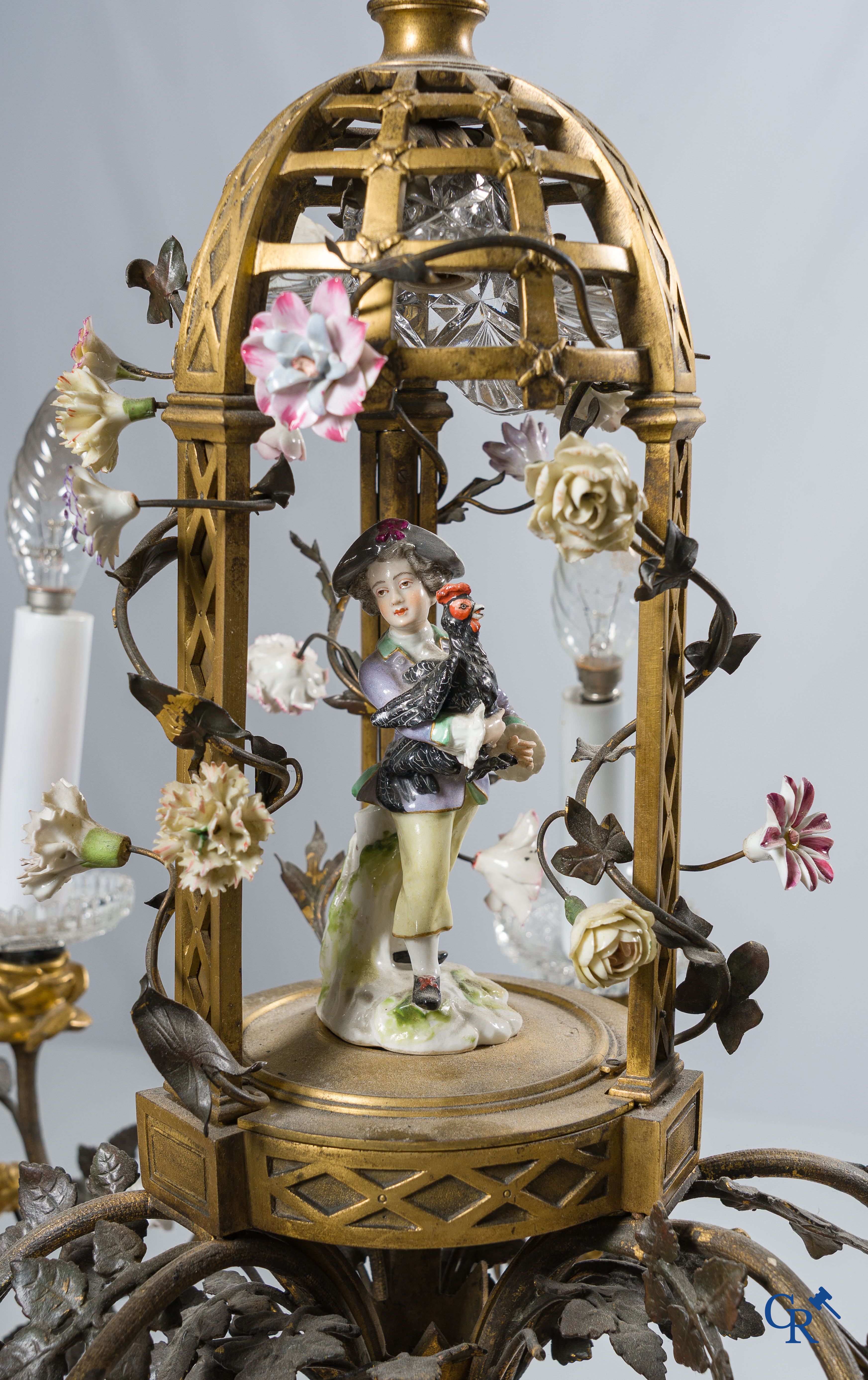 Meissen of Vincennes. "Lustre à cage" in brons met porselein bloemen. LXVI-stijl. Circa 1900.