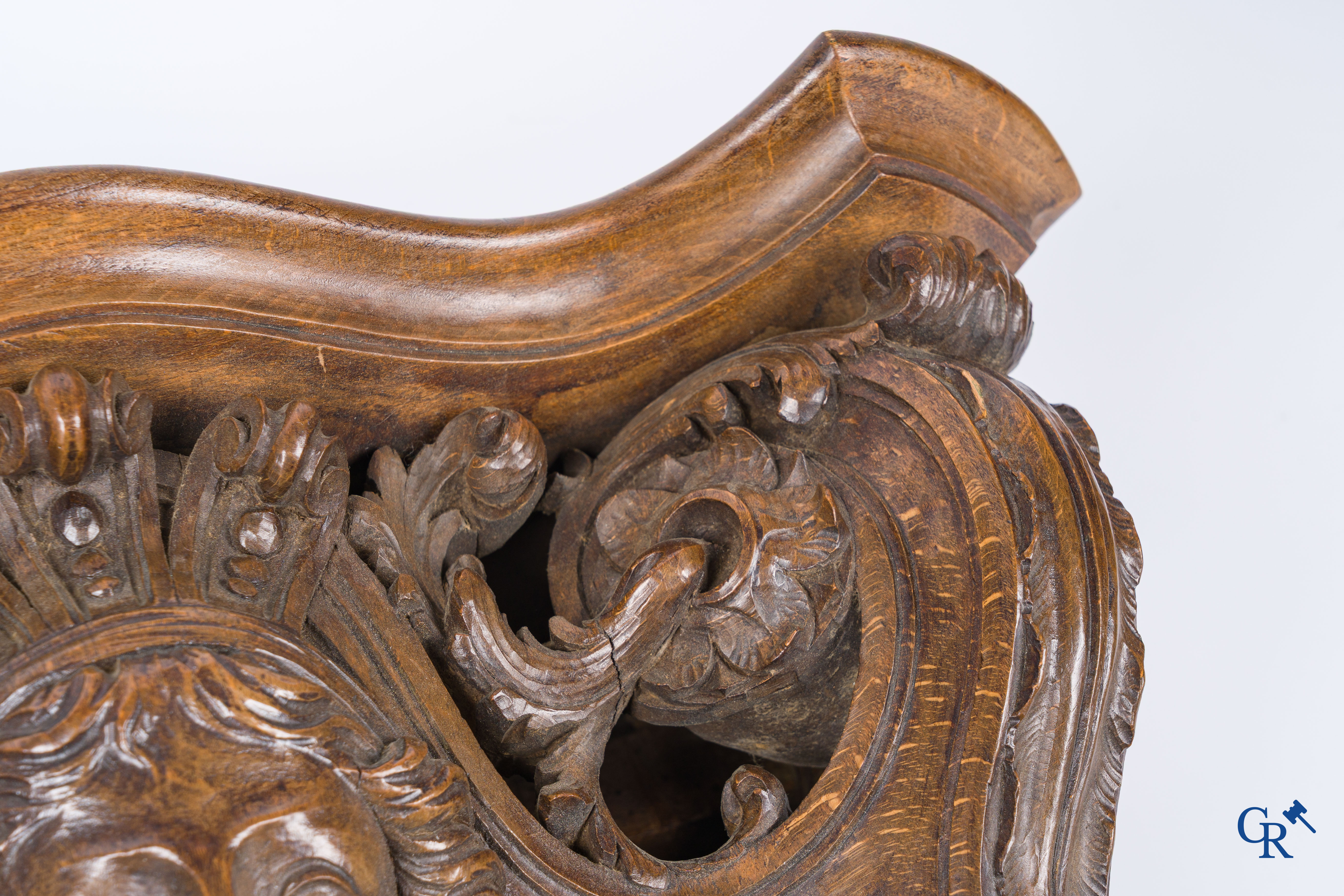 Een rijkelijk gesculpteerde Renaissance-stijl muurconsole in notelaar. 19e eeuw.