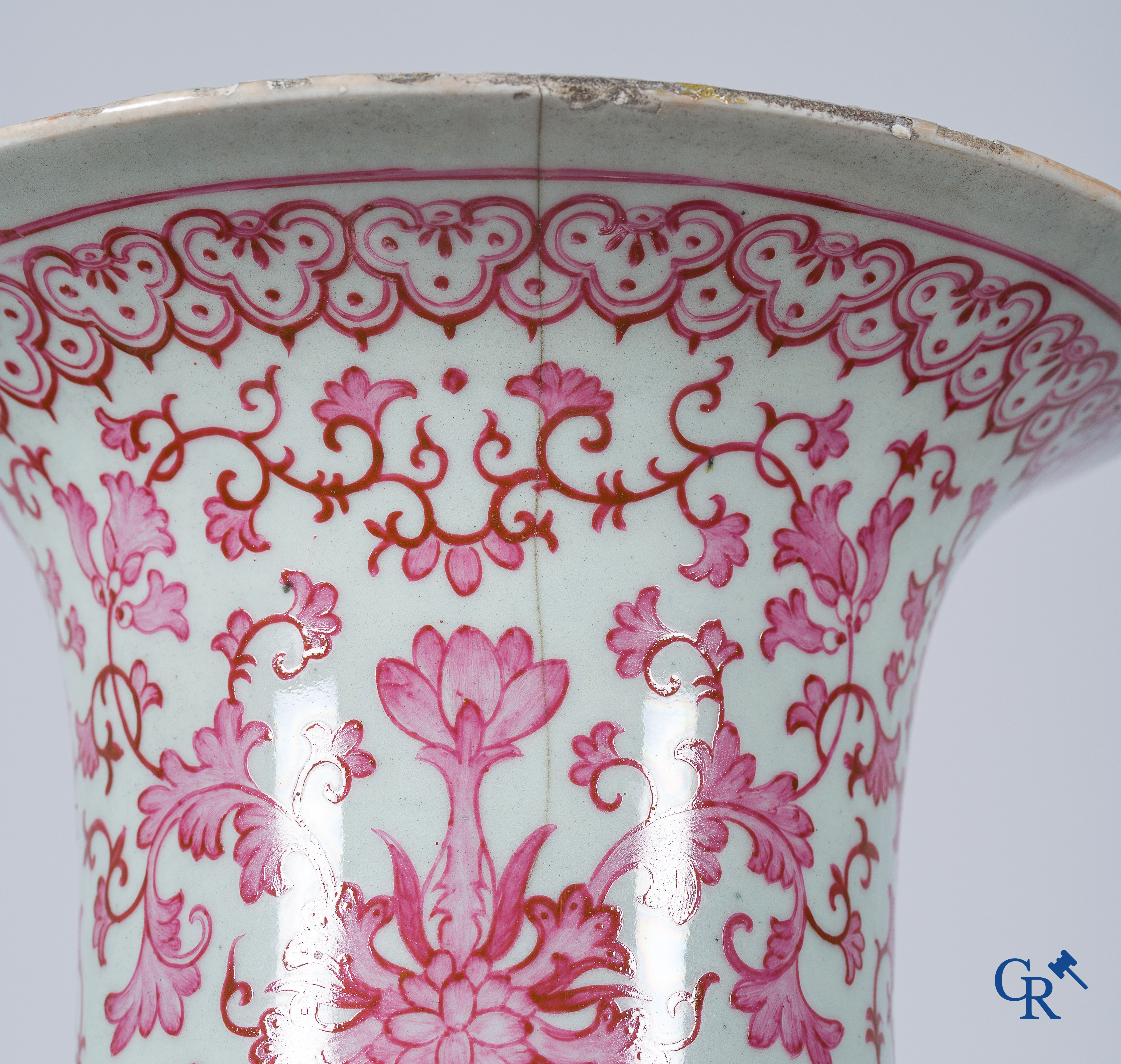 Aziatica. Chinees porselein. Grote baluster vaas met purperroze motieven. 19e eeuw.