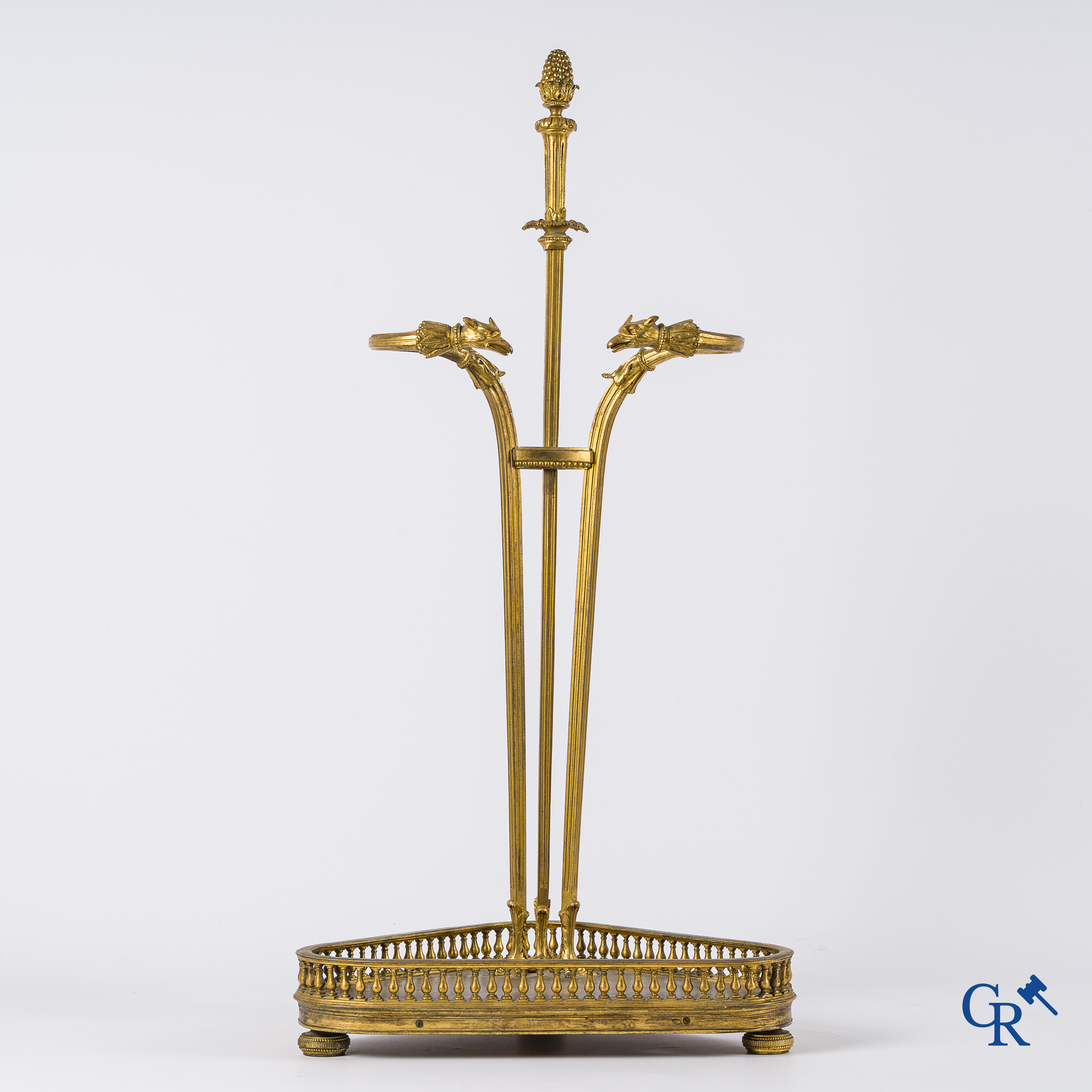 Empire. Porte parapluie met adelaarskoppen in fijn geciseleerde en vergulde brons. Frankrijk, circa 1810.