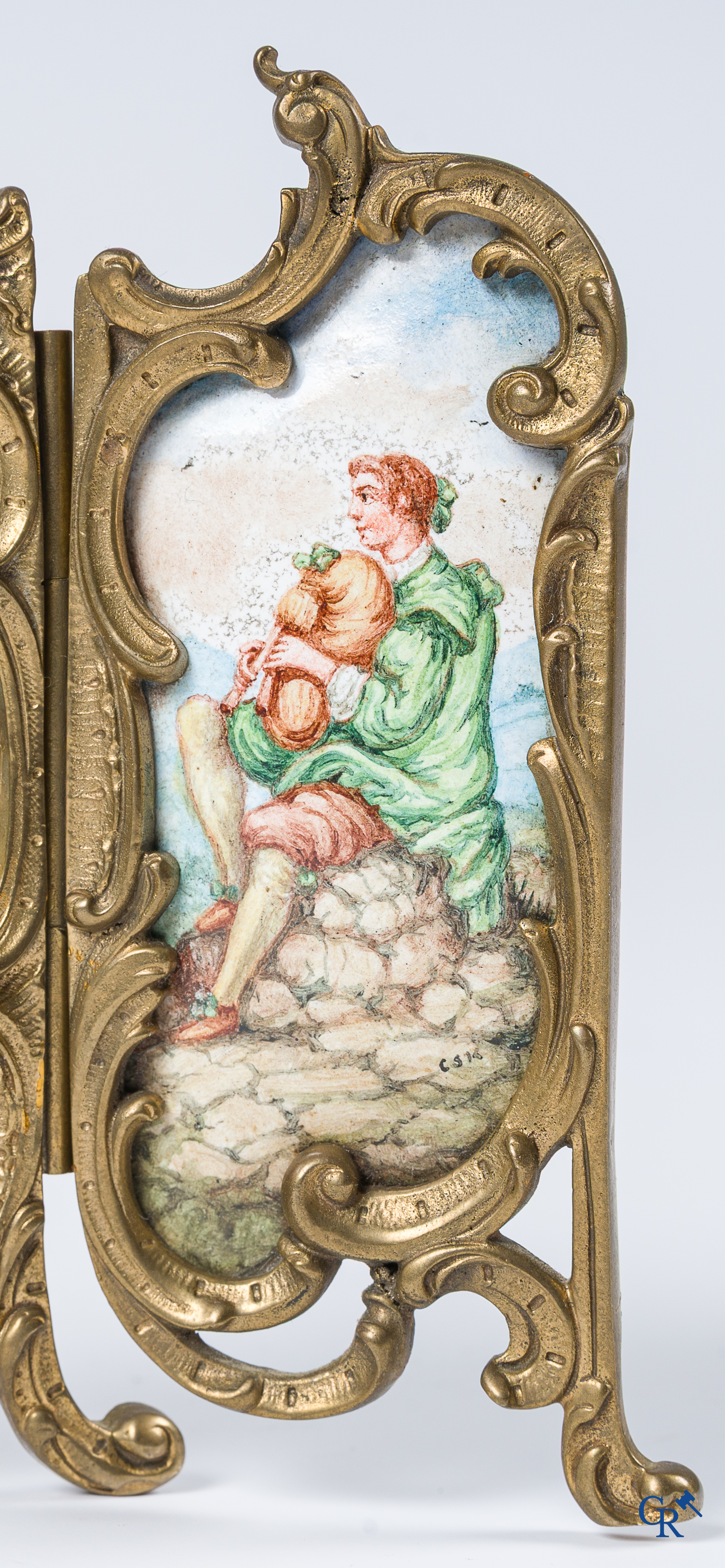 Vitrineobjecten. Miniatuur kamerscherm in brons en emaille met ingewerkte klok. LXV-stijl, circa 1900.