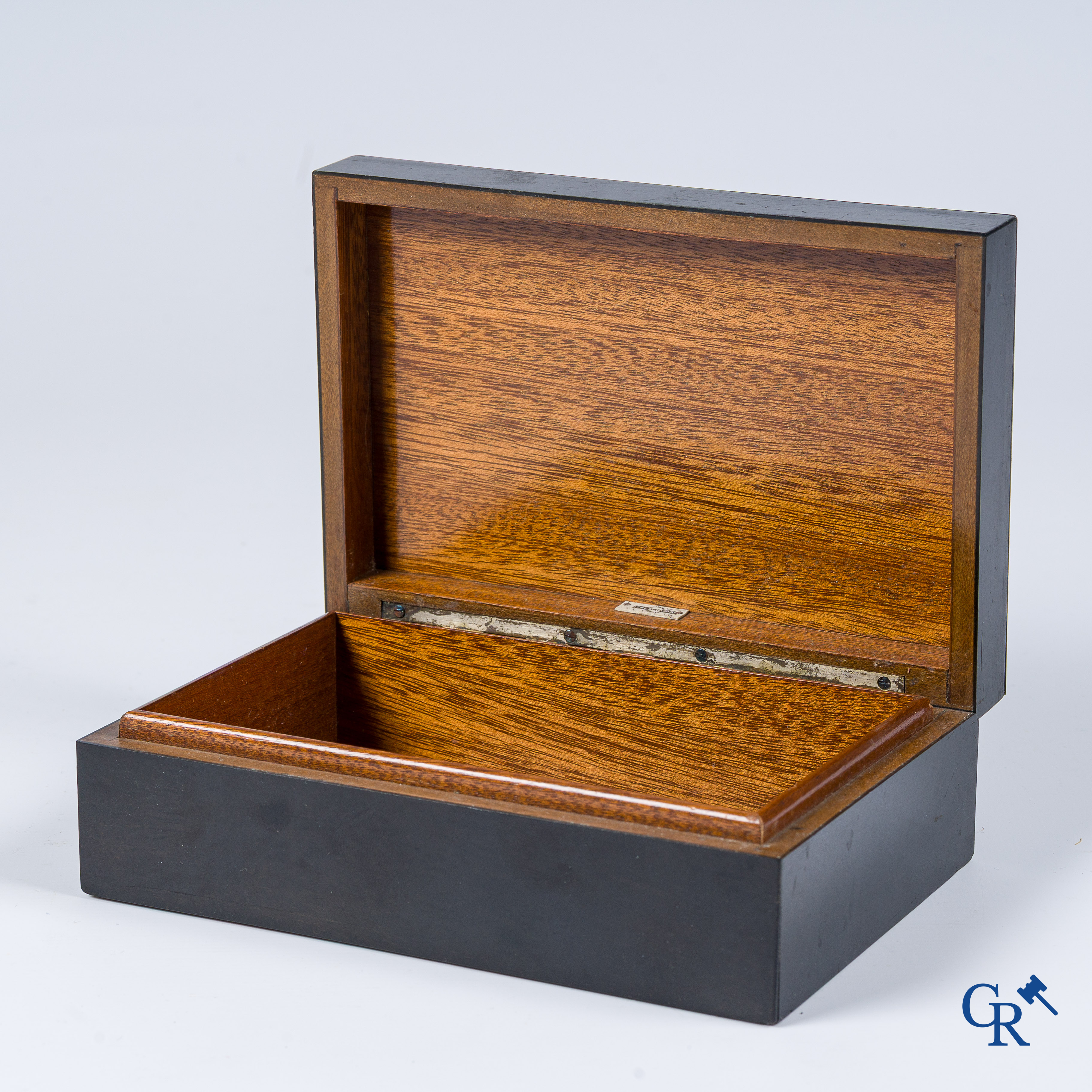 Alfred Dunhill, Londres. Art déco. Boîte à cigares en placage d'ébène et bois cubain incrusté d'argent et de galuchat.