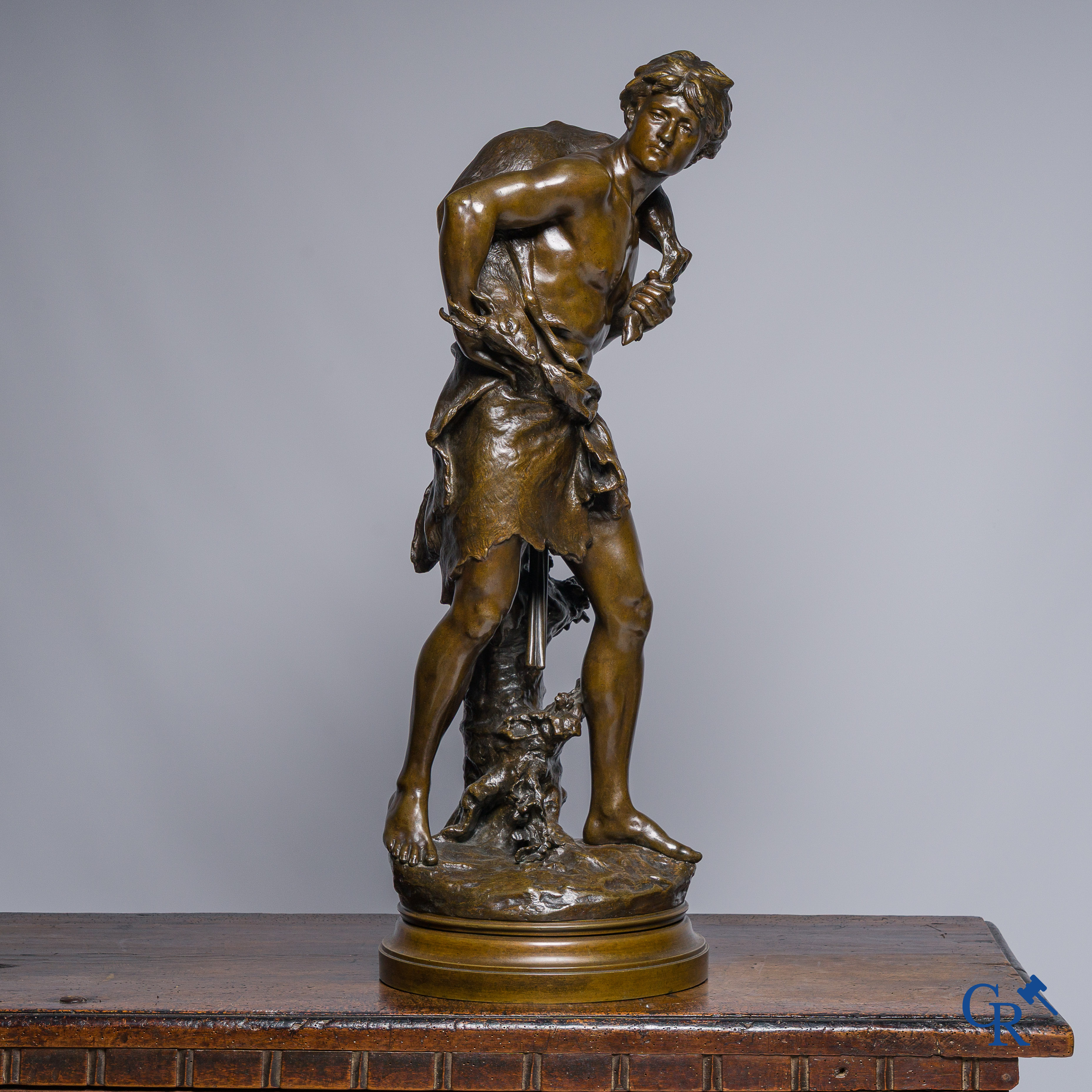 Mathurin Moreau. "Le Chasseur" Bronzen beeld op draaisokkel. Gieterijstempel H.V. Médaille d'Or. Exposition Paris 1900.