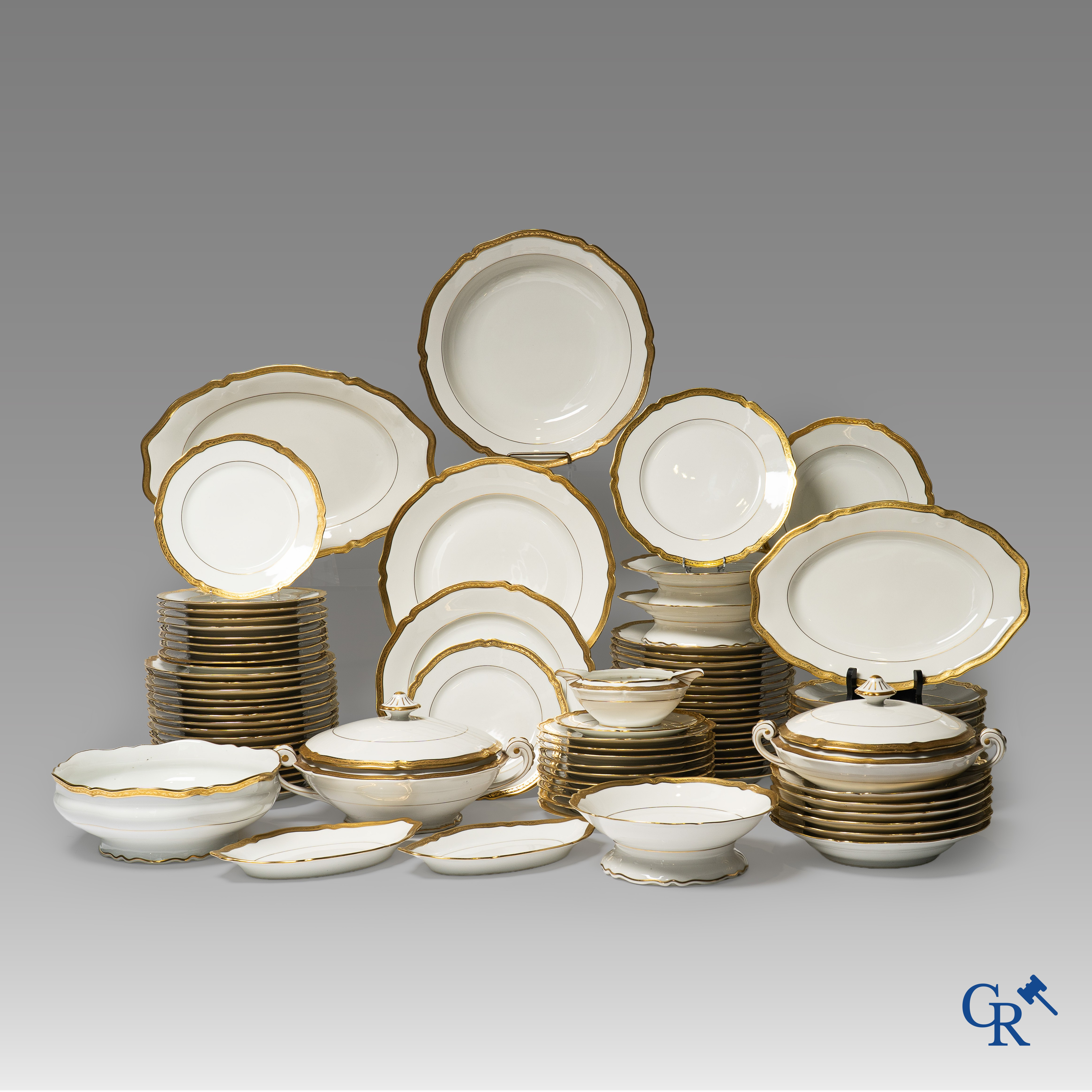 Limoges France Unique. Uitgebreid eetservies in wit porselein met verhoogde vergulding. Ong. 85 stuks.