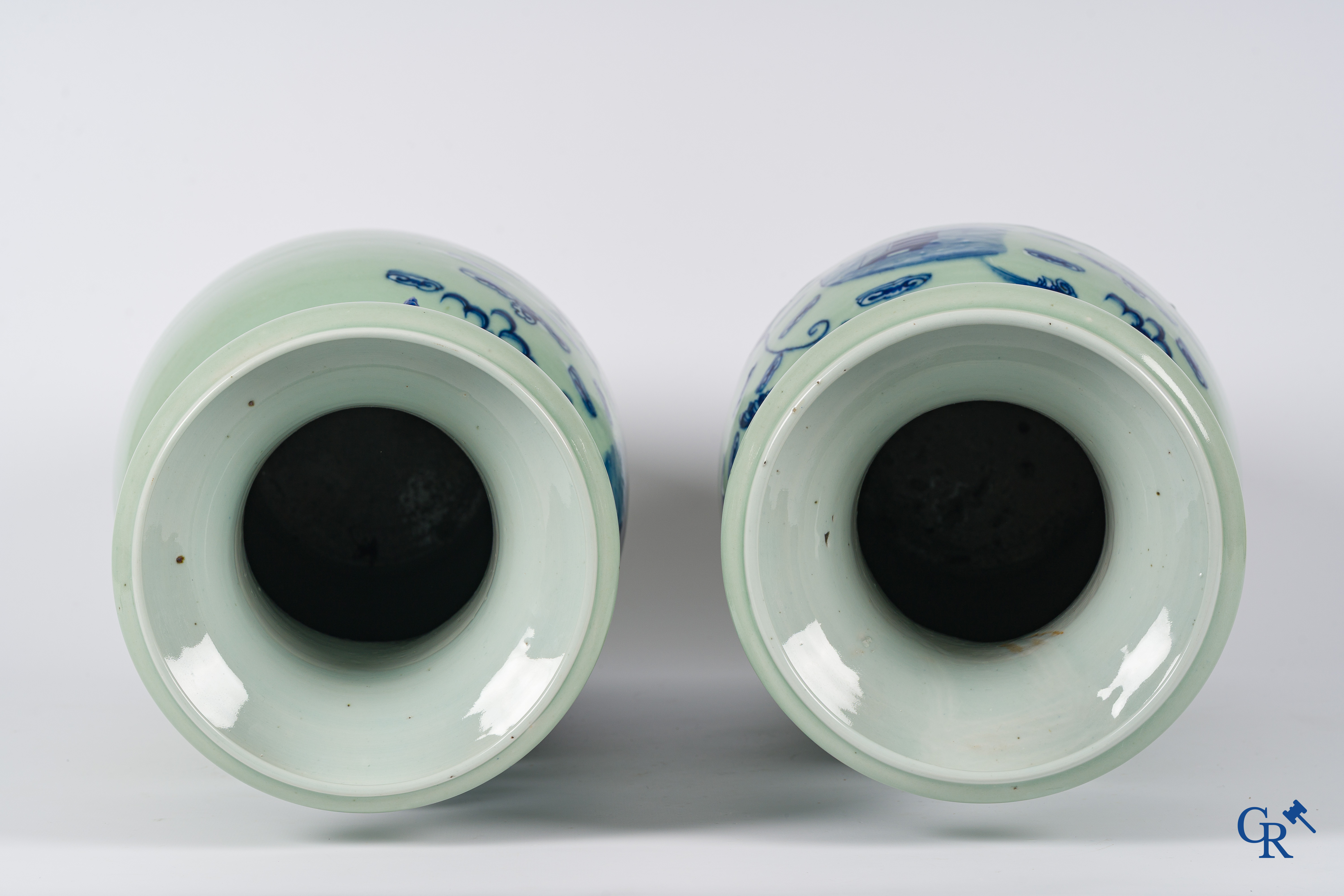 Aziatica. Chinees porselein. Paar celadon vazen met drakendecor en een feniks. China, eind 19e eeuw.