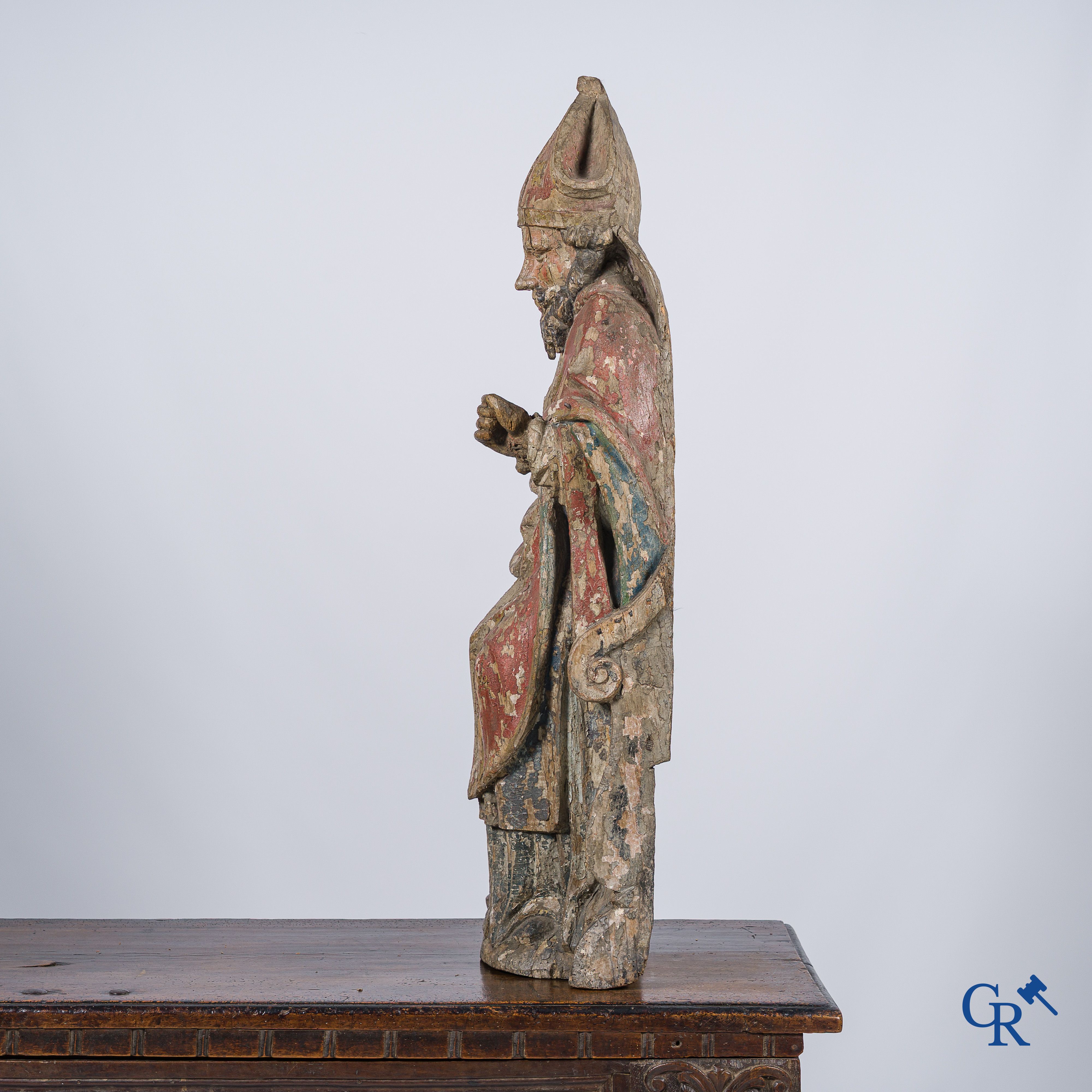 Grote voorstelling van een bisschop in cathedra. Gesculpteerd en gepolychromeerd lindenhout. 17e eeuw.