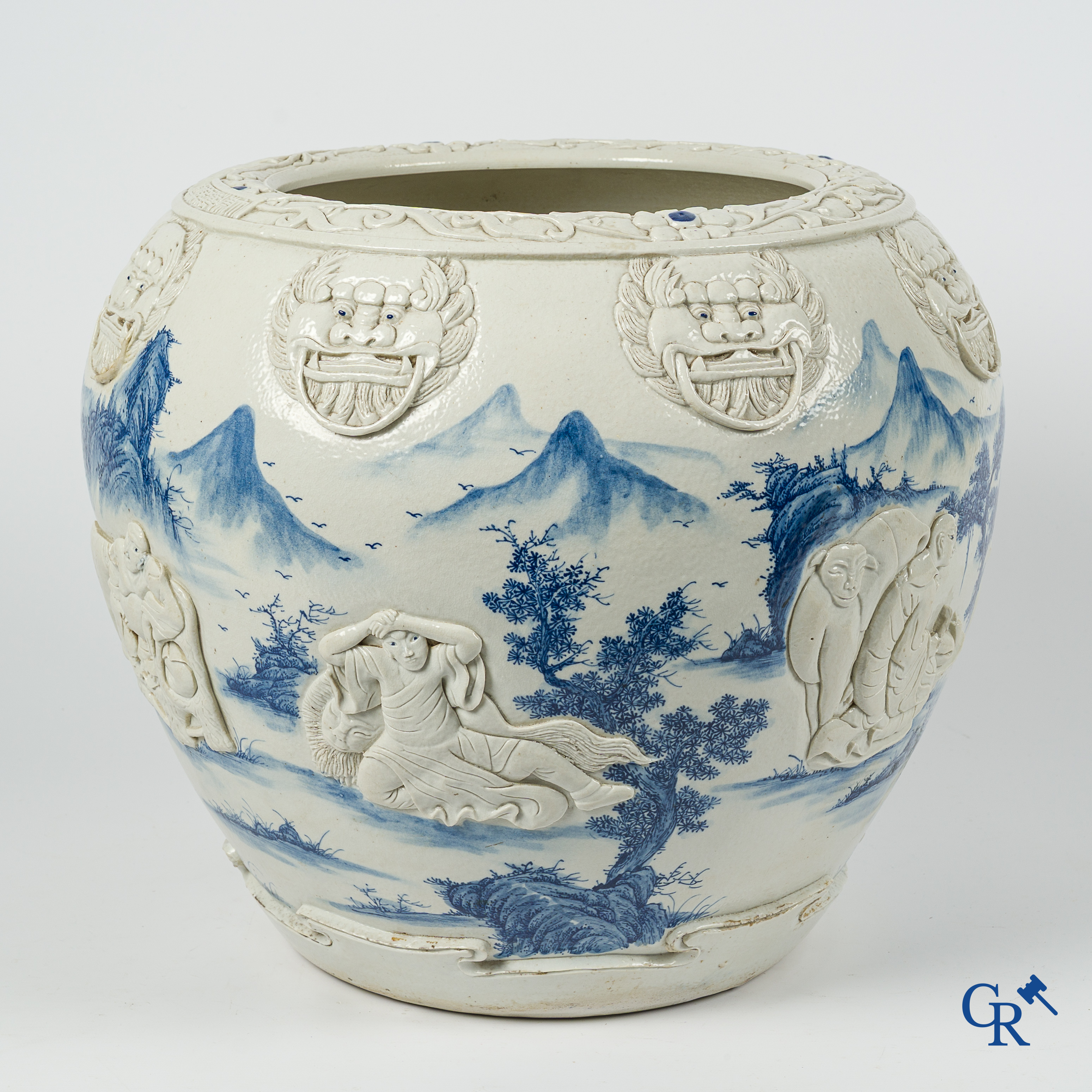 Aziatica. Oosters porselein. Grote cache pot, reliëfdecor op een blauw-wit landschap achtergrond. 19e eeuw.