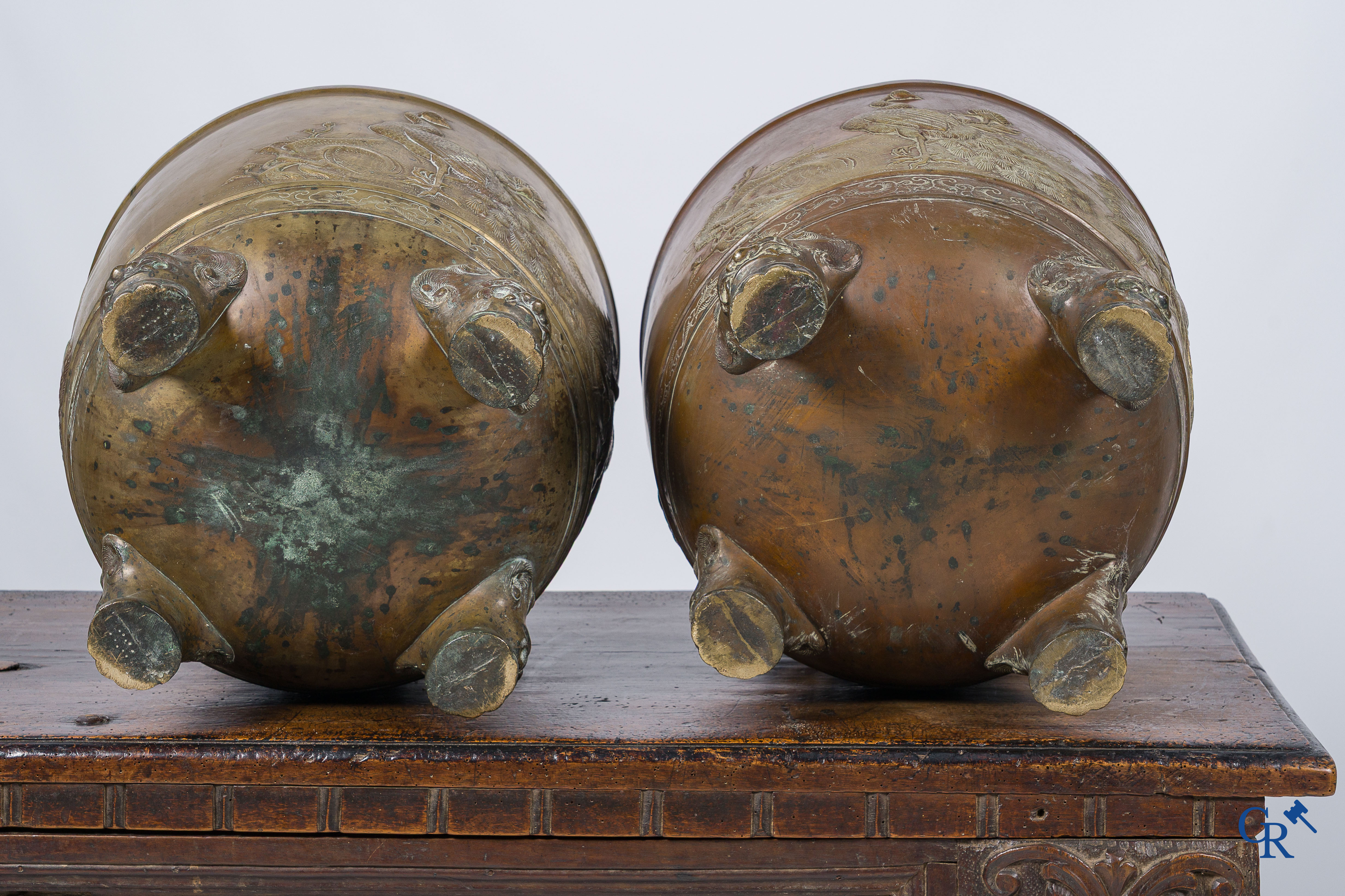 Aziatica. Japan. 2 grote Japanse bronzen cache-pots of jardinières. Decor van pauwen. 19e eeuw.