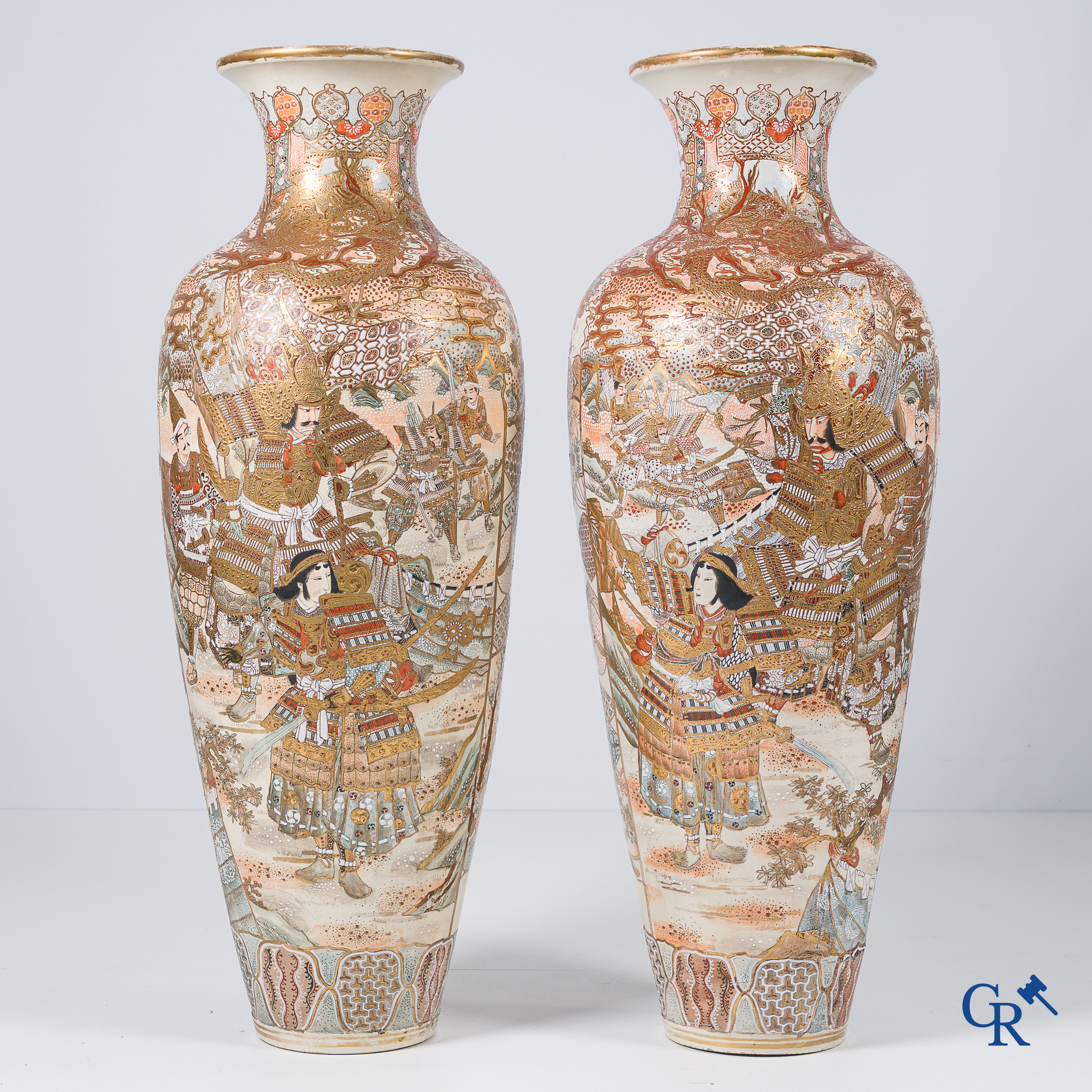 Aziatica. Japanse kunst. Uitzonderlijk groot paar fijn gedecoreerde Satsuma vazen. 19e eeuw.