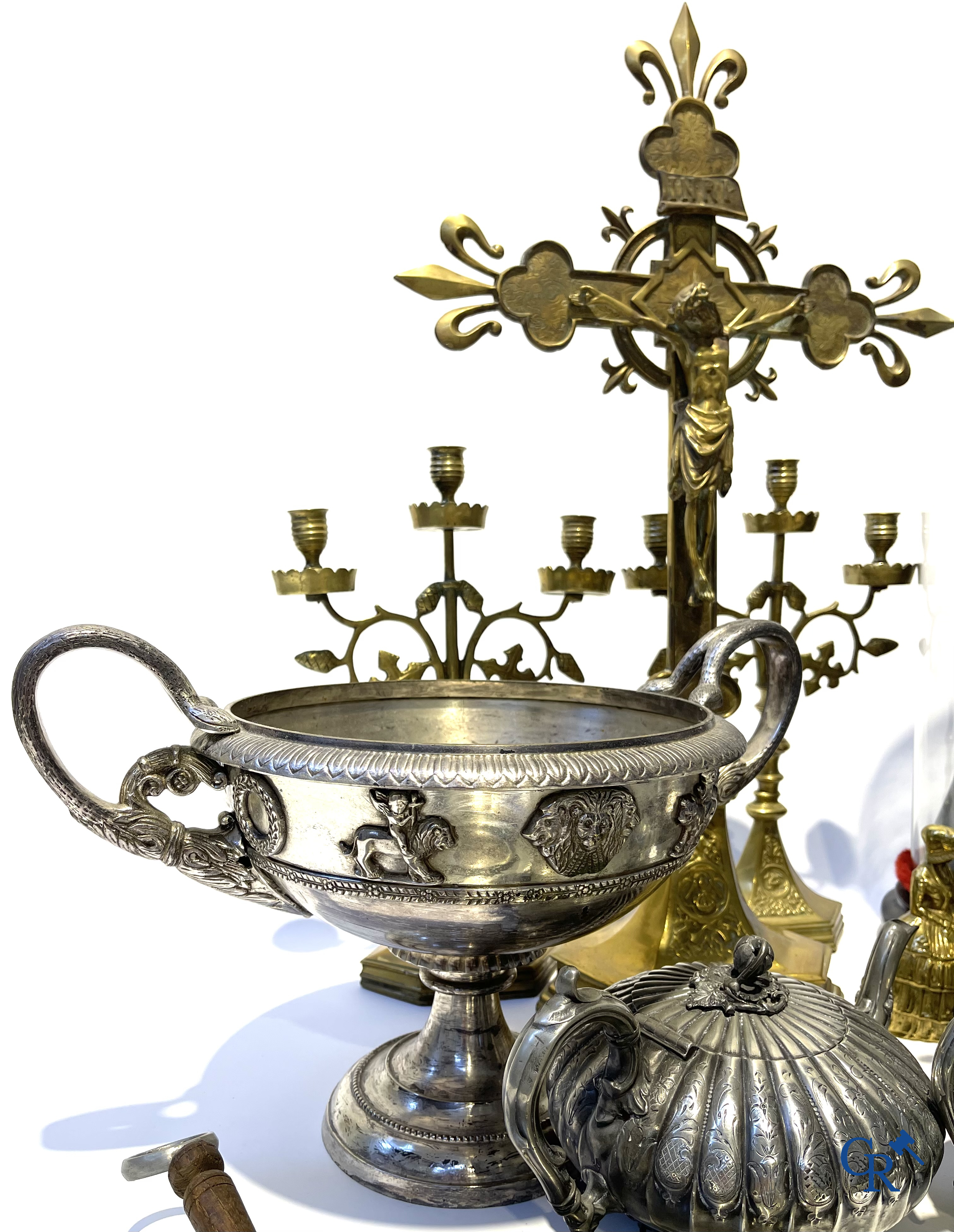 Kavel brocante met religieuze objecten, globe met Maria en kind en objecten in tin en andere.