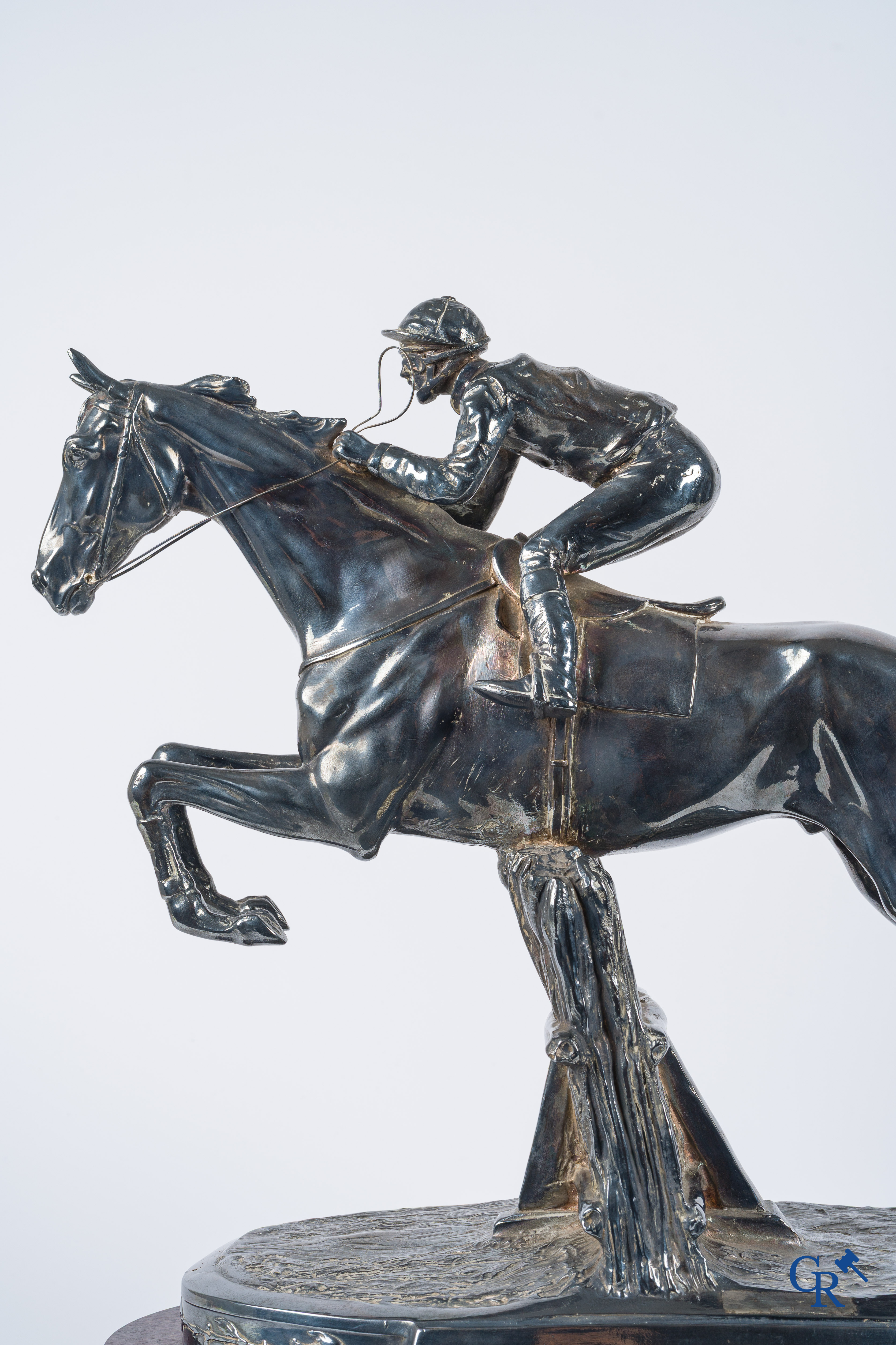 Zilver. Imposant zilveren sporttrofee van een steeplechase-ren jockey te paard. Zilver keurmerken.