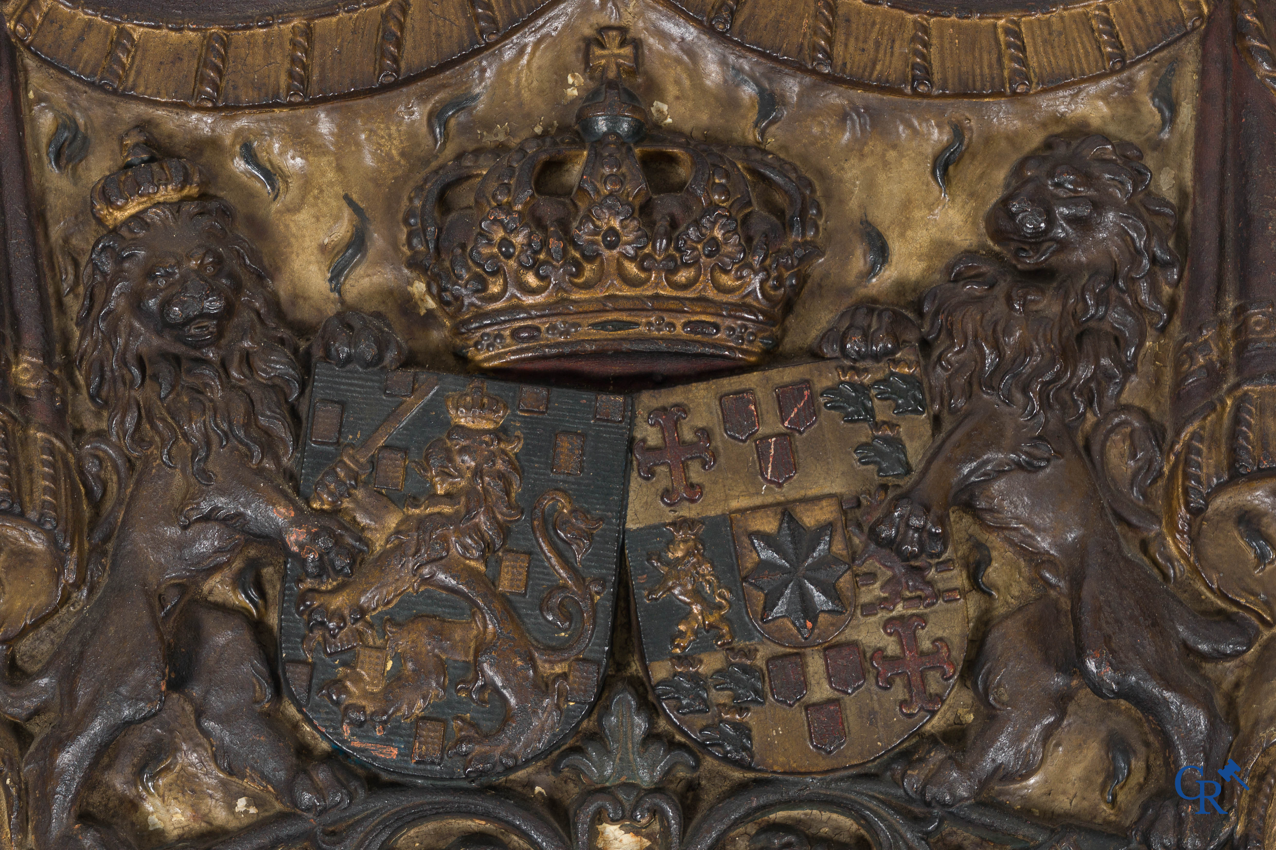 Uitzonderlijk Koninklijk Wapenschild in verguld en gepolychromeerd gietijzer. Nederland 19 de eeuw.