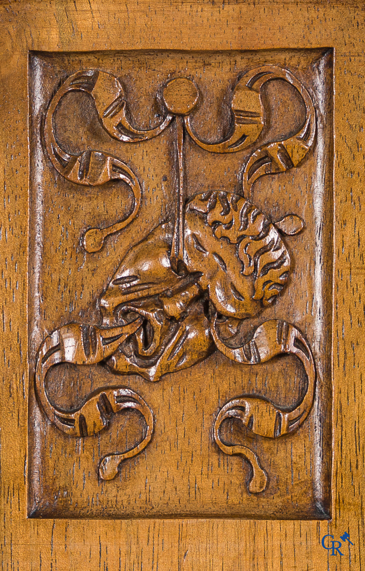 Meubilair. Fijn gesculpteerd meubel in notelaar met wapenschilden en maskers. Neo Renaissance stijl. Eind 19e eeuw.