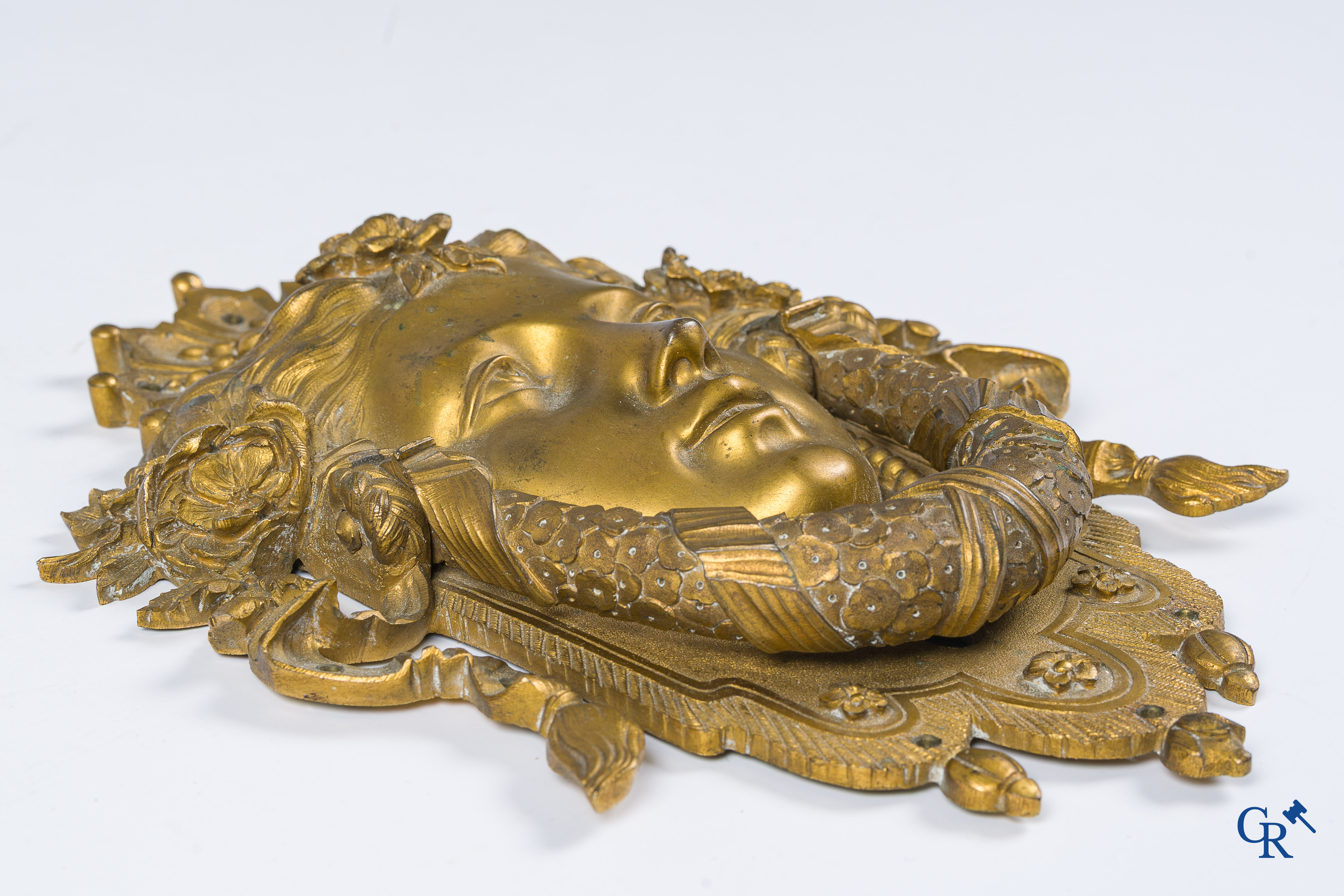 Uitzonderlijk paar fijn geciseleerde en vergulde bronzen ornamenten. LXVI-Stijl. Circa 1880.