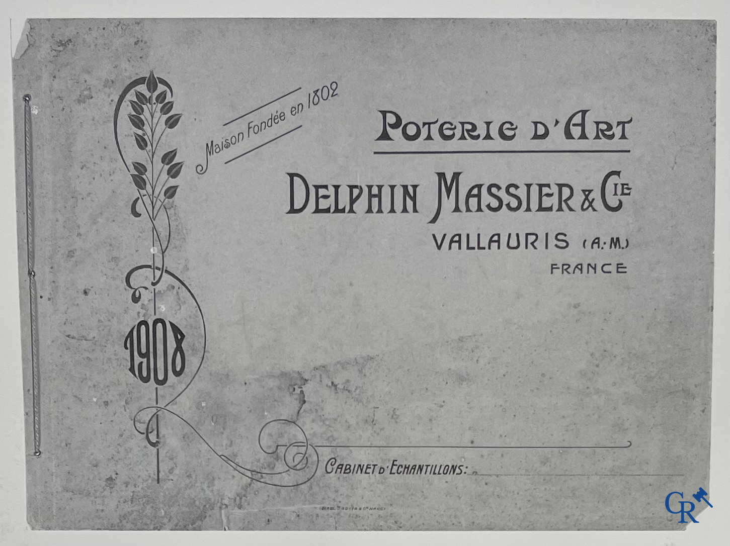 Massier. Uitzonderlijk ensemble in barbotine op een bijhorende plint in gemarbreerd hout. Circa 1900.