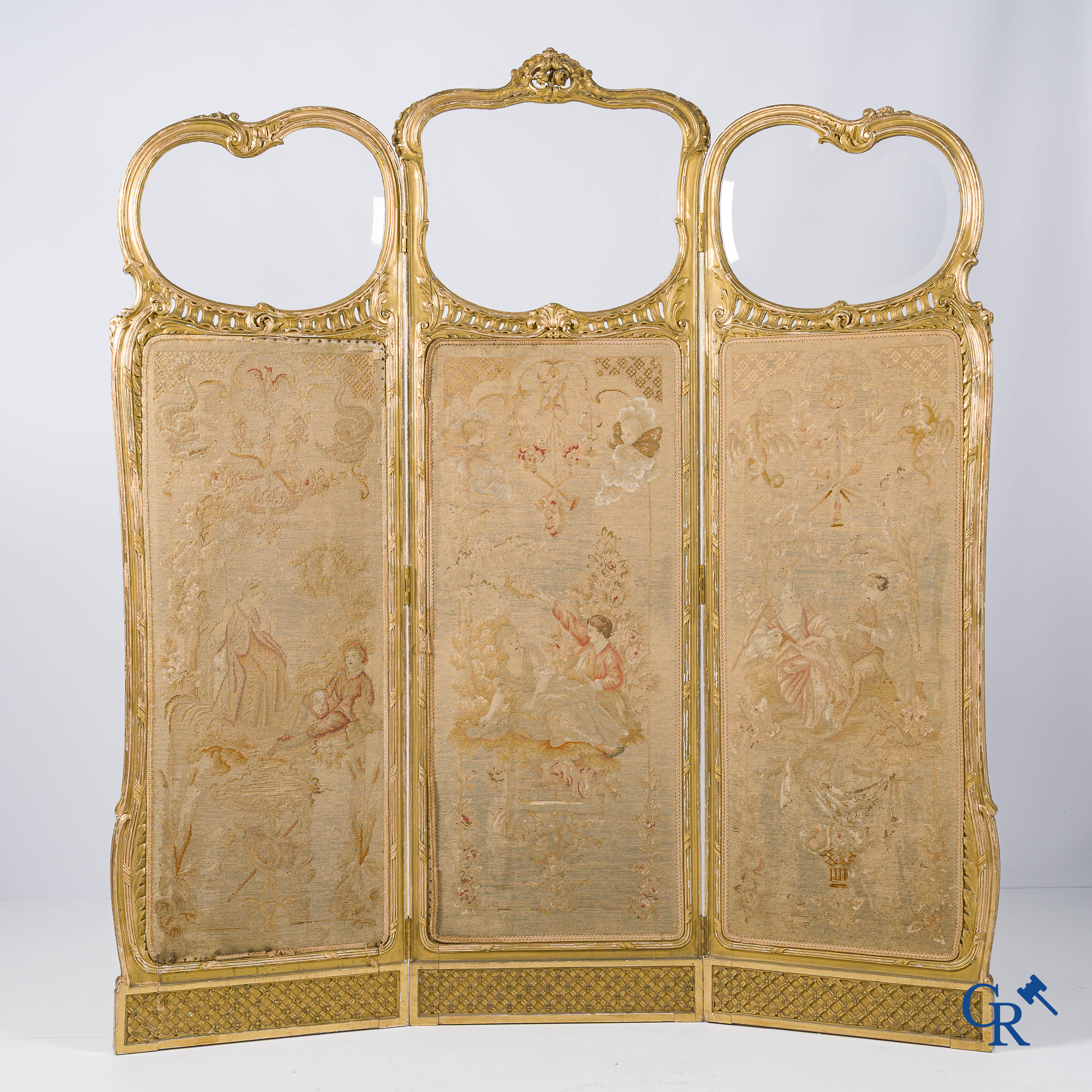 3-delig kamerscherm in fijn gesculpteerd en verguld hout bewerkt met broderie. LXV-stijl, Circa 1900.