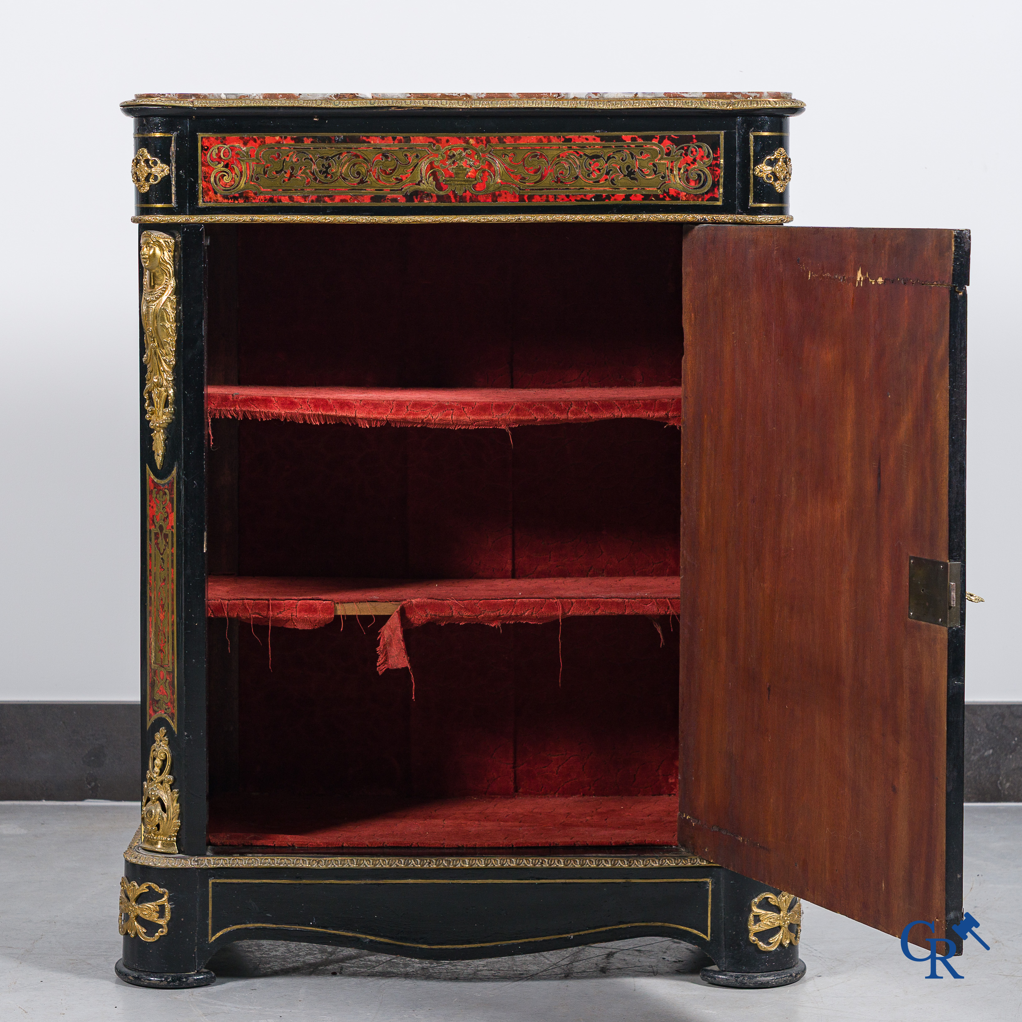 Kavel bestaande uit een Boulle-stijl kast, een vergulde LXVI-stijl geuridon en een paar grote bronzen applieken.