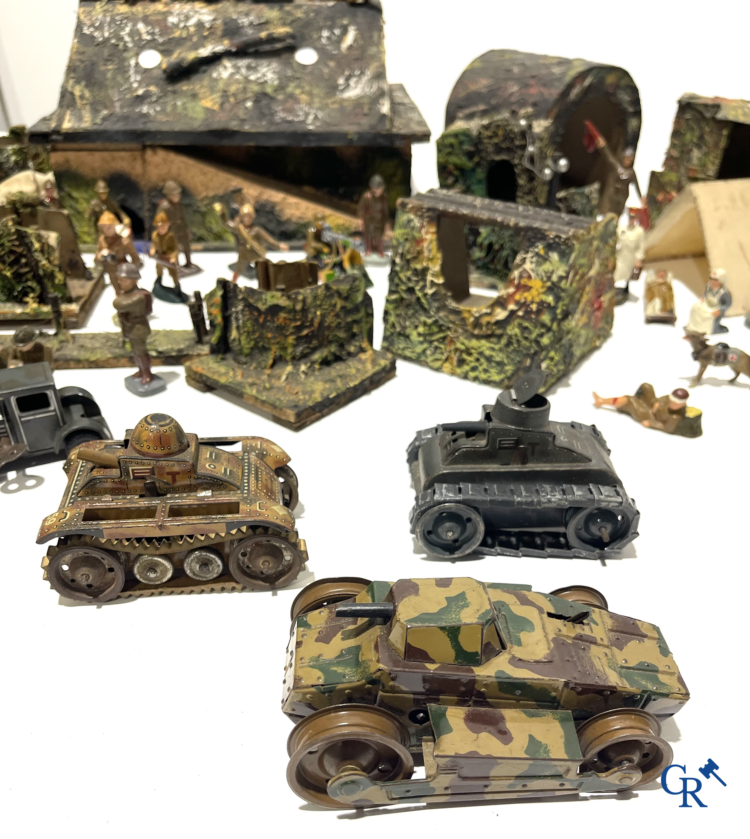 Groot lot militair speelgoed. Gamma tanks, figuren in composiet, bunkers, loopgraven, veldhospitaal, enz. Jaren '30-'40.