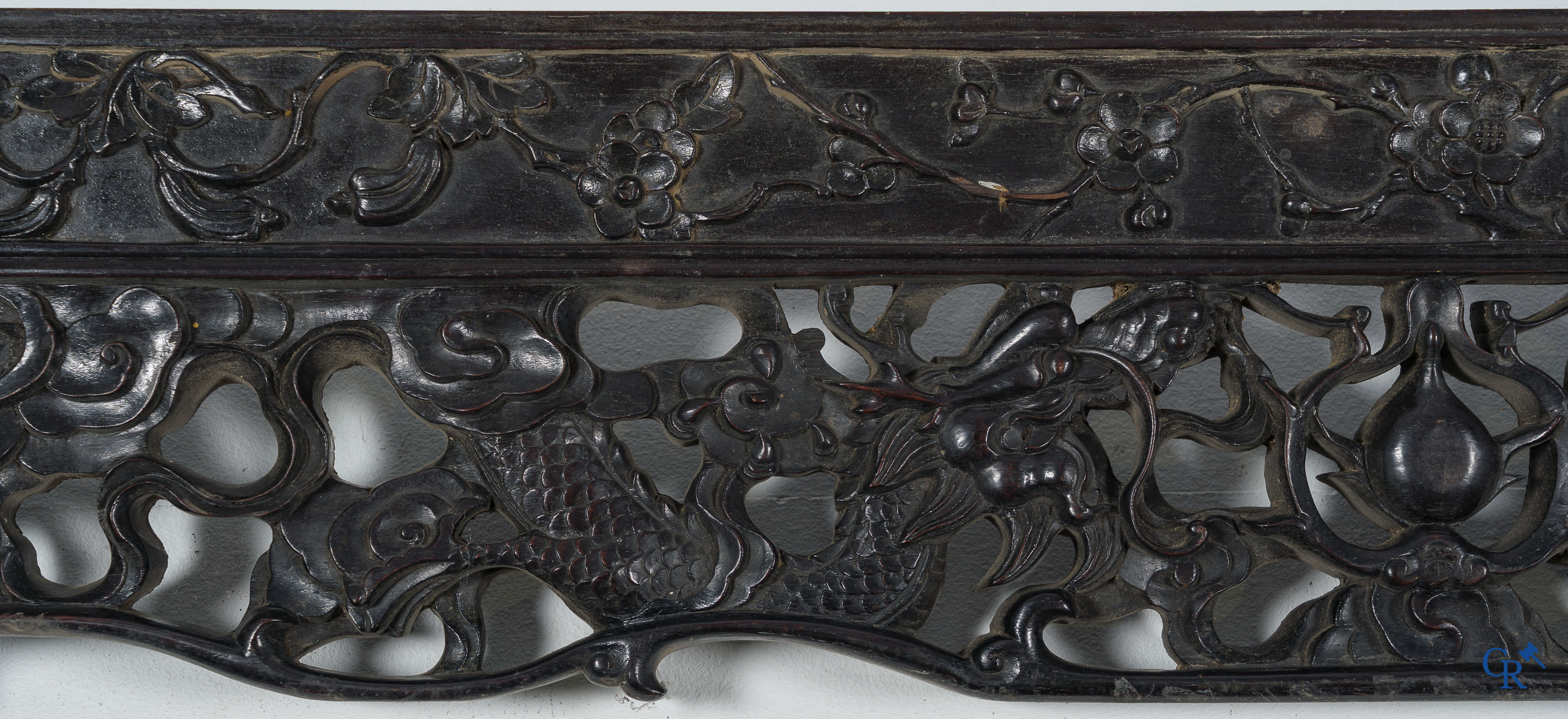 Aziatica. China. Imposante gesculpteerde Hongmu draken tafel. Qing Dynastie.